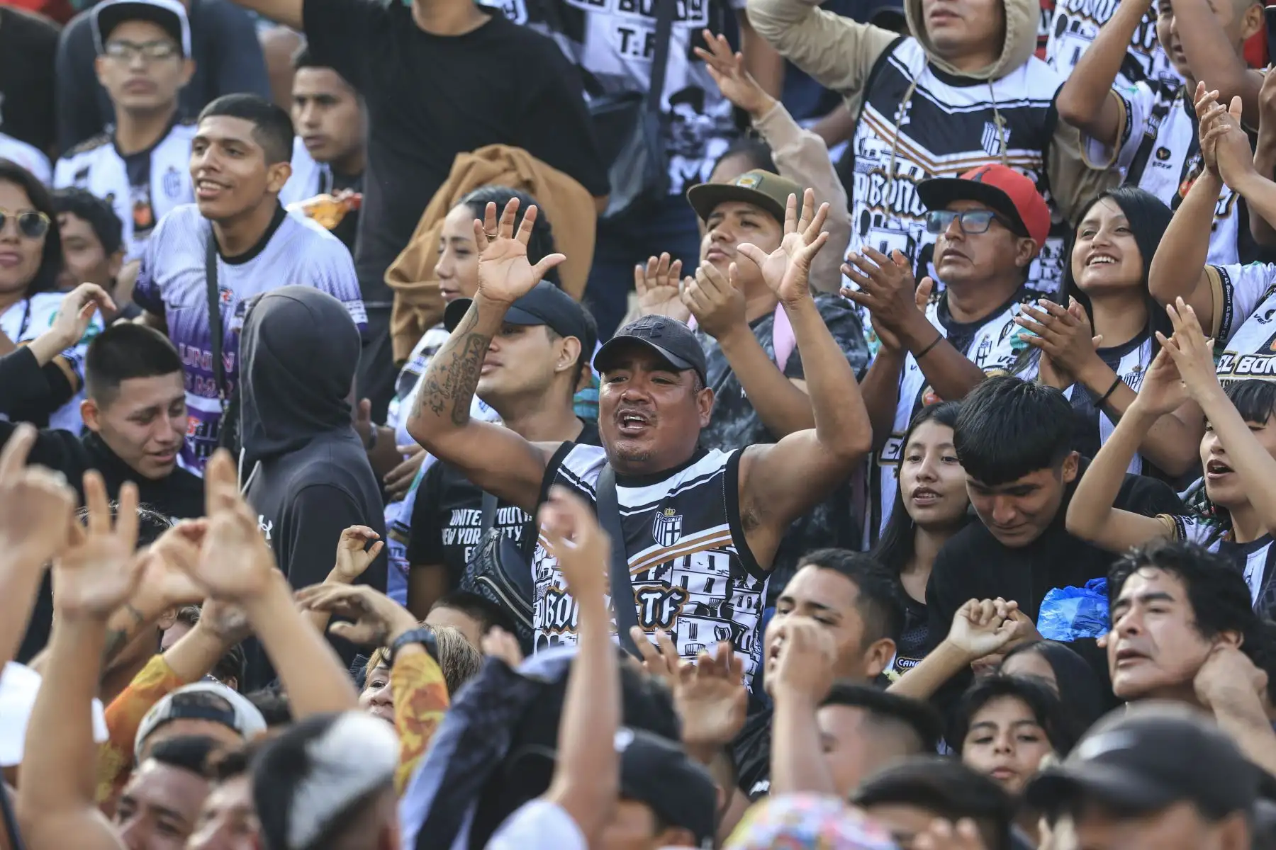 En la edición 73 del popular torneo de fútbol callejero que se disputa cada 1 de mayo para celebrar el Día del Trabajador en la cuadra seis del Jr. Parinacochas, en La Victoria, el equipo Purito Porvenir derrotó por 2 a 0 a El Bondy TF y se coronó campeón de este tradicional torneo relámpago de fútbol callejero.
Foto: ANDINA/Jhonel Rodríguez