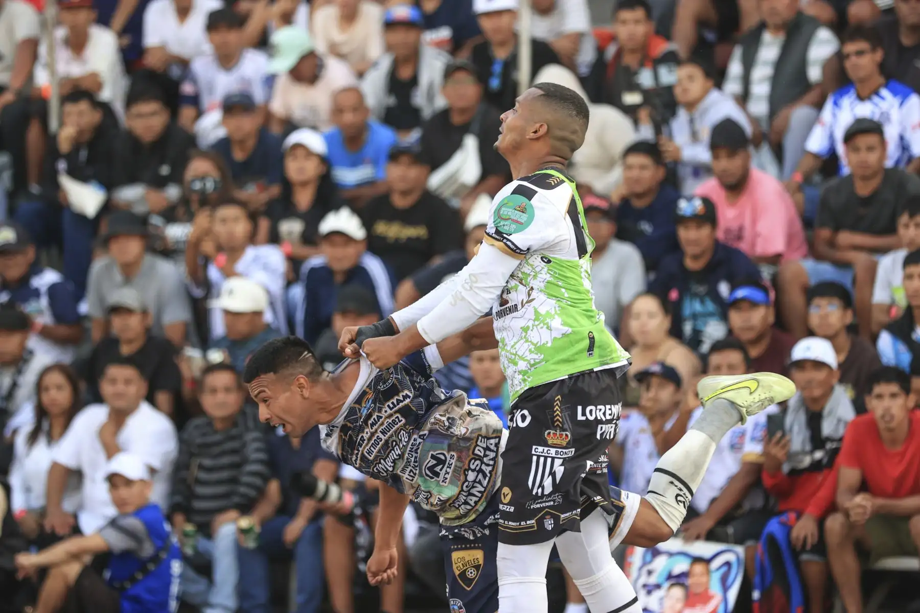 En la edición 73 del popular torneo de fútbol callejero que se disputa cada 1 de mayo para celebrar el Día del Trabajador en la cuadra seis del Jr. Parinacochas, en La Victoria, el equipo Purito Porvenir derrotó por 2 a 0 a El Bondy TF y se coronó campeón de este tradicional torneo relámpago de fútbol callejero.
Foto: ANDINA/Jhonel Rodríguez