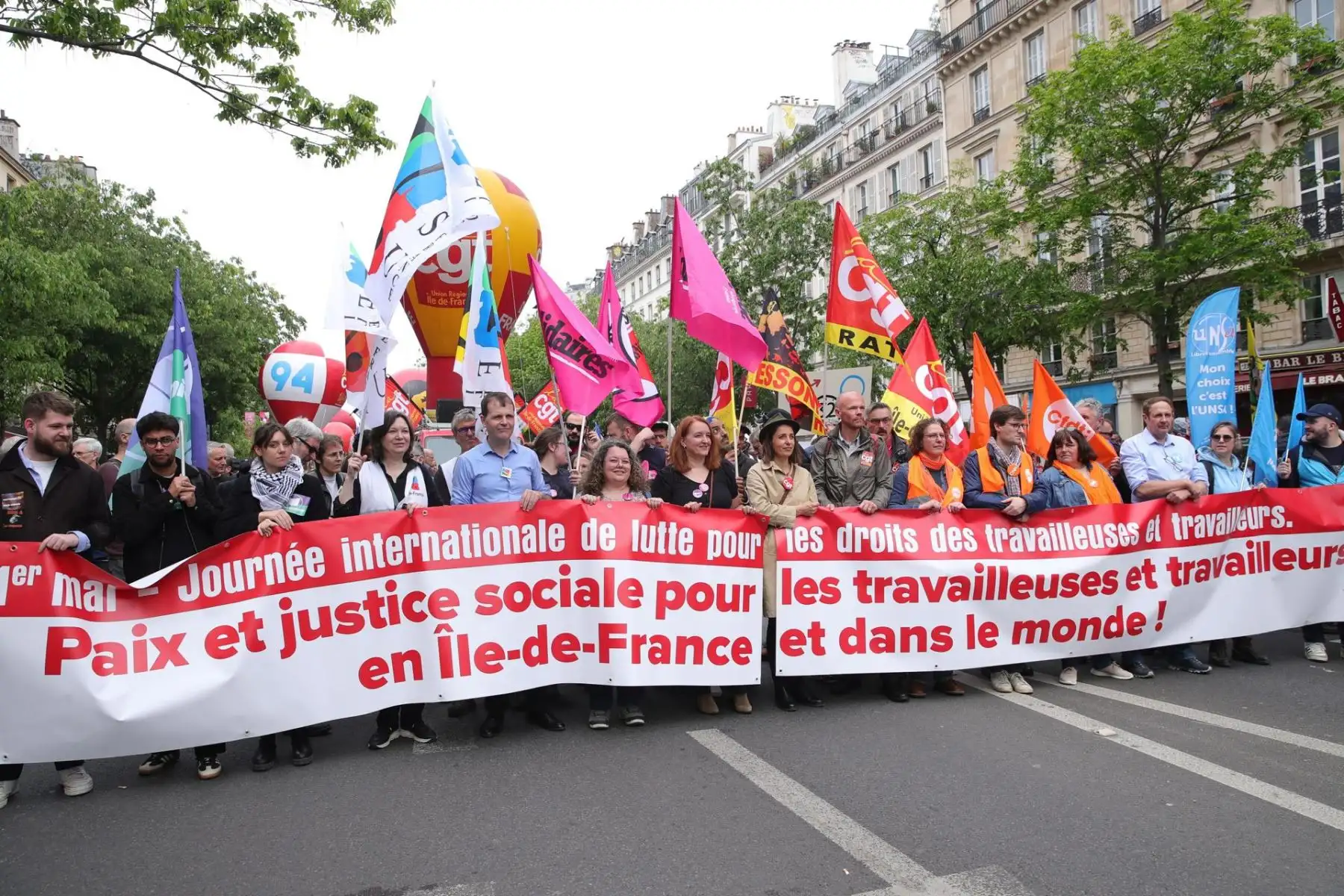 Los líderes sindicales franceses llevan una pancarta durante la marcha anual del día del Mayo en París, Francia, el 01 de mayo de 2024. Los sindicatos en Francia exigen mejores condiciones de vida, salarios más altos, la defensa de los servicios públicos y una paz justa y duradera. (Francia) EFE/EPA/Teresa Suárez