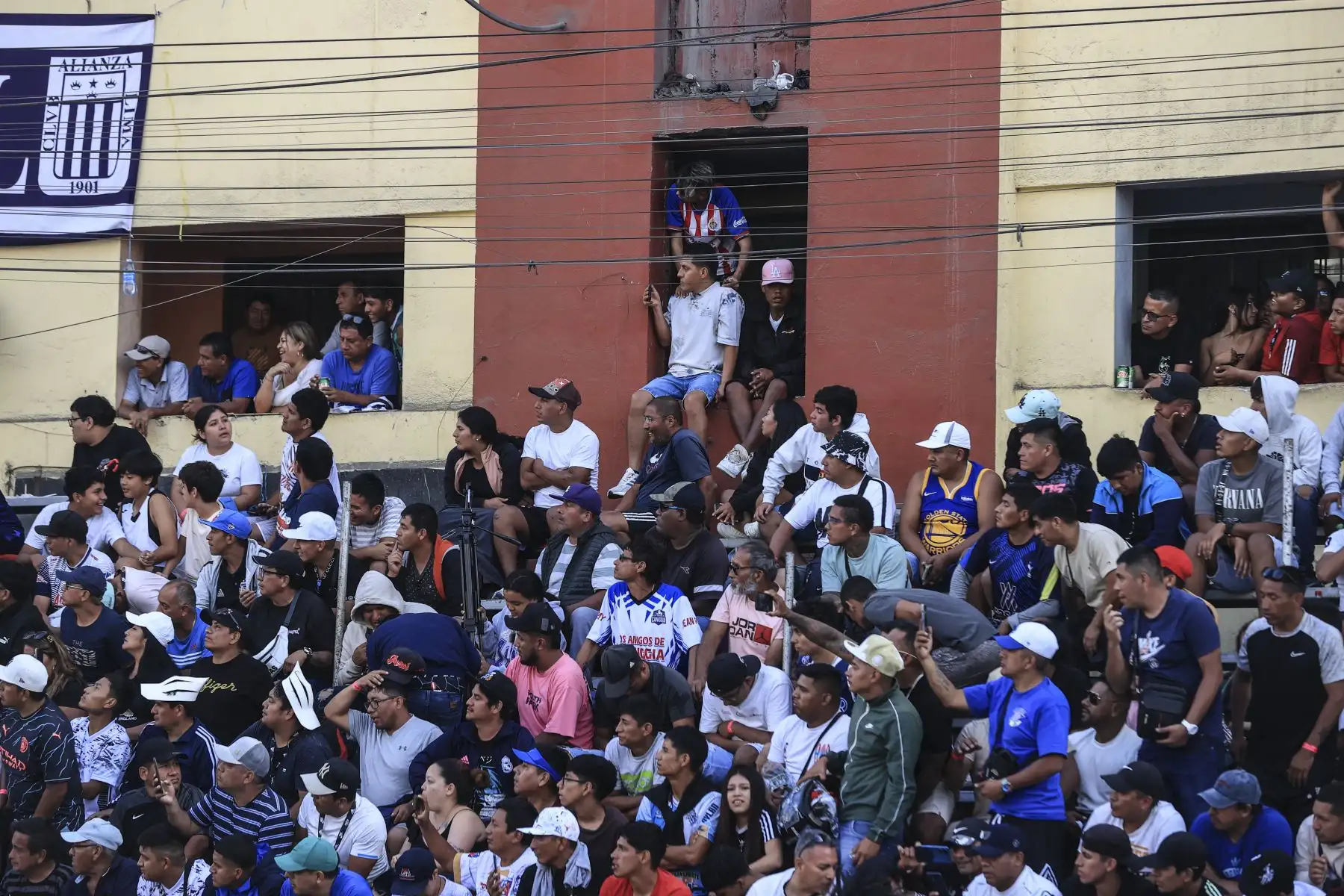 En la edición 73 del popular torneo de fútbol callejero que se disputa cada 1 de mayo para celebrar el Día del Trabajador en la cuadra seis del Jr. Parinacochas, en La Victoria, el equipo Purito Porvenir derrotó por 2 a 0 a El Bondy TF y se coronó campeón de este tradicional torneo relámpago de fútbol callejero.
Foto: ANDINA/Jhonel Rodríguez