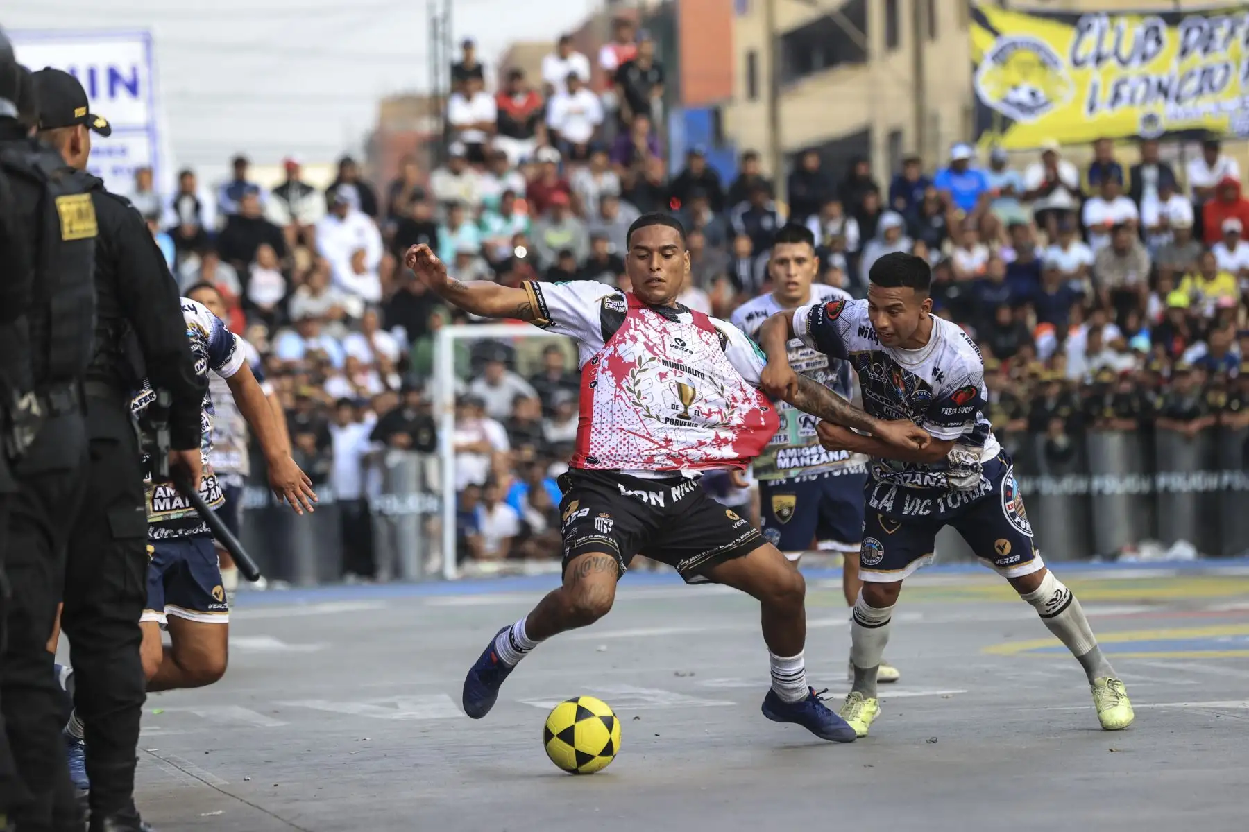 En la edición 73 del popular torneo de fútbol callejero que se disputa cada 1 de mayo para celebrar el Día del Trabajador en la cuadra seis del Jr. Parinacochas, en La Victoria, el equipo Purito Porvenir derrotó por 2 a 0 a El Bondy TF y se coronó campeón de este tradicional torneo relámpago de fútbol callejero.
Foto: ANDINA/Jhonel Rodríguez