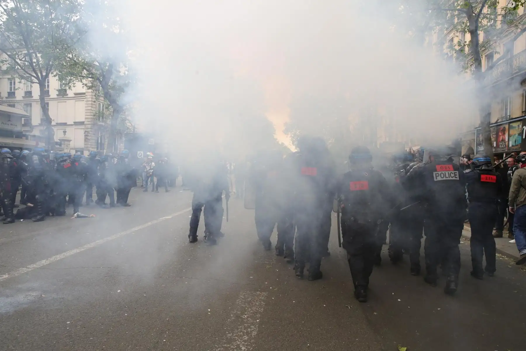 La policía antidisturbios francesa se enfrenta a manifestantes en la marcha anual del día del Mayo en París, Francia, el 01 de mayo de 2024. Los sindicatos en Francia exigen mejores condiciones de vida, salarios más altos, la defensa de los servicios públicos y una paz justa y duradera. (Francia) EFE/EPA/Teresa Suárez