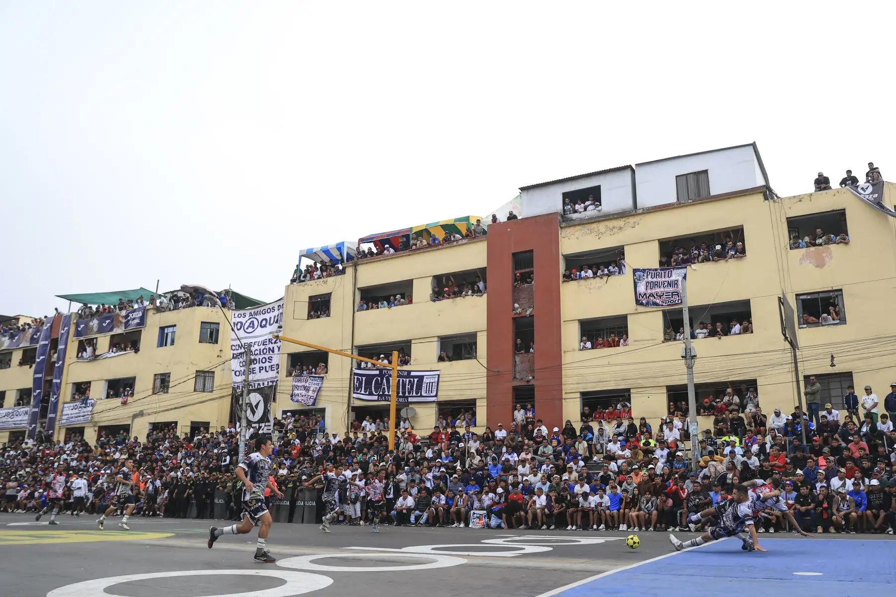 En la edición 73 del popular torneo de fútbol callejero que se disputa cada 1 de mayo para celebrar el Día del Trabajador en la cuadra seis del Jr. Parinacochas, en La Victoria, el equipo Purito Porvenir derrotó por 2 a 0 a El Bondy TF y se coronó campeón de este tradicional torneo relámpago de fútbol callejero.
Foto: ANDINA/Jhonel Rodríguez