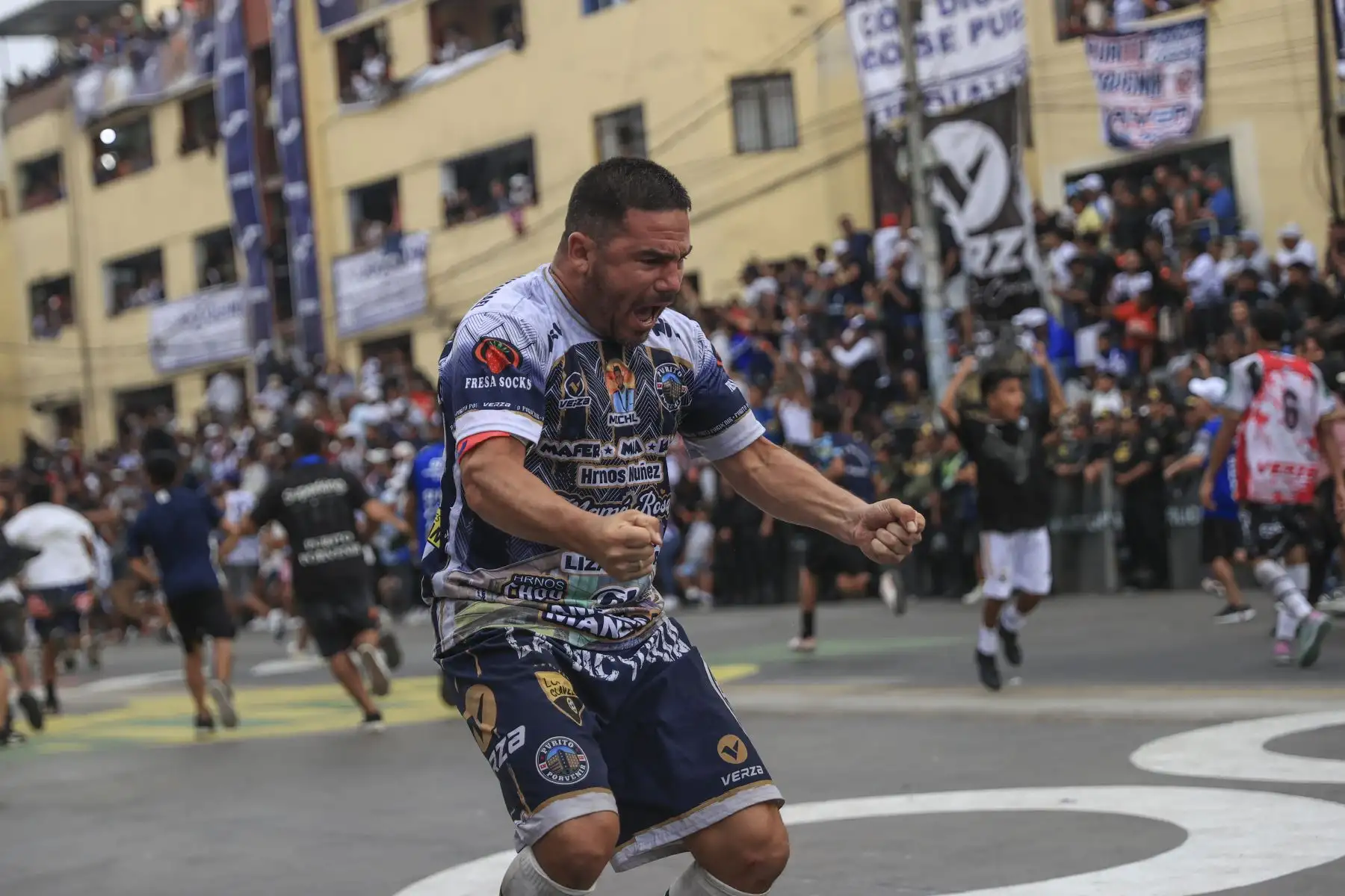 En la edición 73 del popular torneo de fútbol callejero que se disputa cada 1 de mayo para celebrar el Día del Trabajador en la cuadra seis del Jr. Parinacochas, en La Victoria, el equipo Purito Porvenir derrotó por 2 a 0 a El Bondy TF y se coronó campeón de este tradicional torneo relámpago de fútbol callejero.
Foto: ANDINA/Jhonel Rodríguez