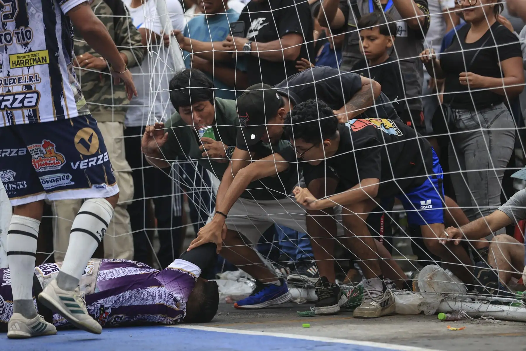 En la edición 73 del popular torneo de fútbol callejero que se disputa cada 1 de mayo para celebrar el Día del Trabajador en la cuadra seis del Jr. Parinacochas, en La Victoria, el equipo Purito Porvenir derrotó por 2 a 0 a El Bondy TF y se coronó campeón de este tradicional torneo relámpago de fútbol callejero.
Foto: ANDINA/Jhonel Rodríguez