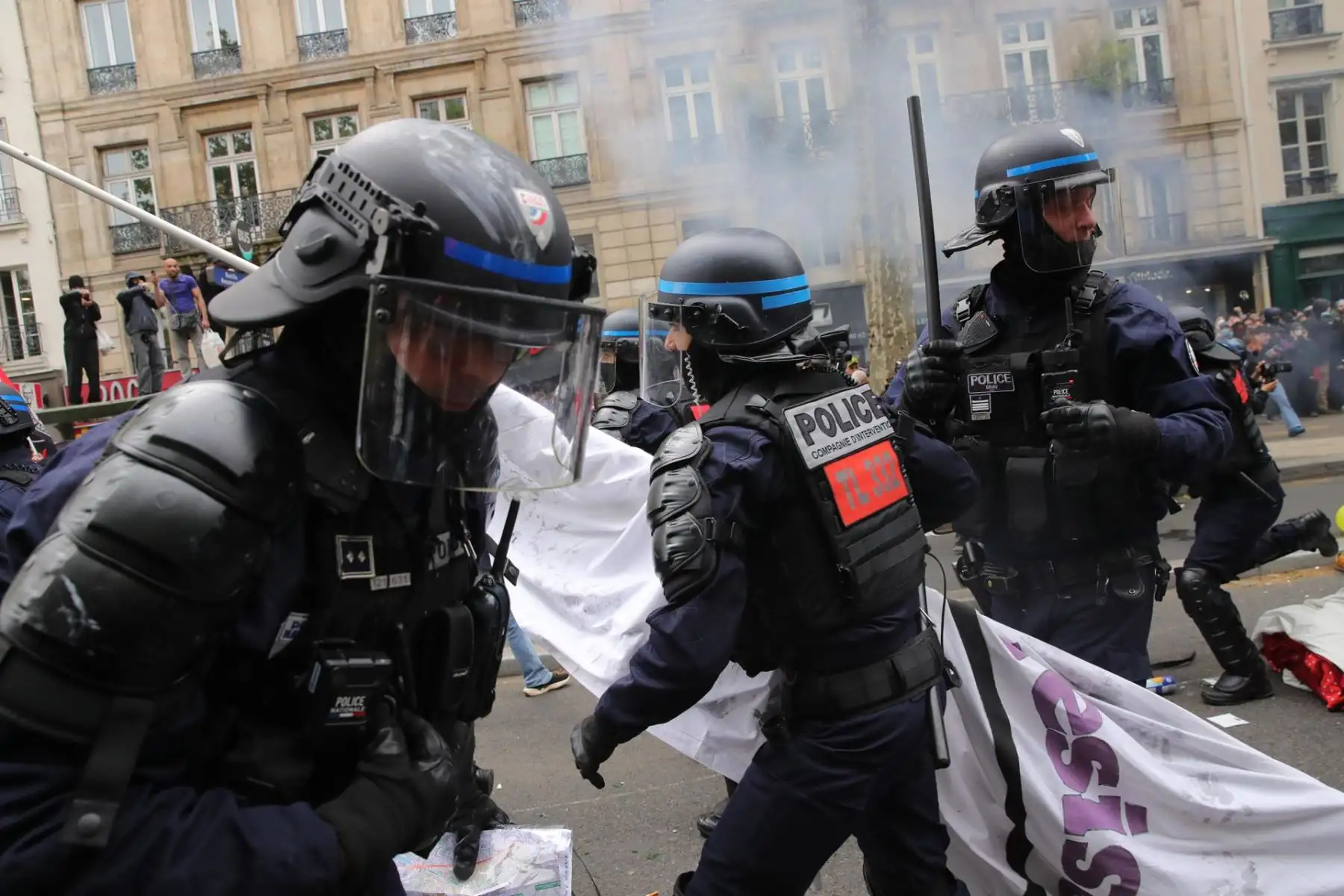 La policía antidisturbios francesa se enfrenta a manifestantes en la marcha anual del día del Mayo en París, Francia, el 01 de mayo de 2024. Los sindicatos en Francia exigen mejores condiciones de vida, salarios más altos, la defensa de los servicios públicos y una paz justa y duradera. (Francia) EFE/EPA/Teresa Suárez