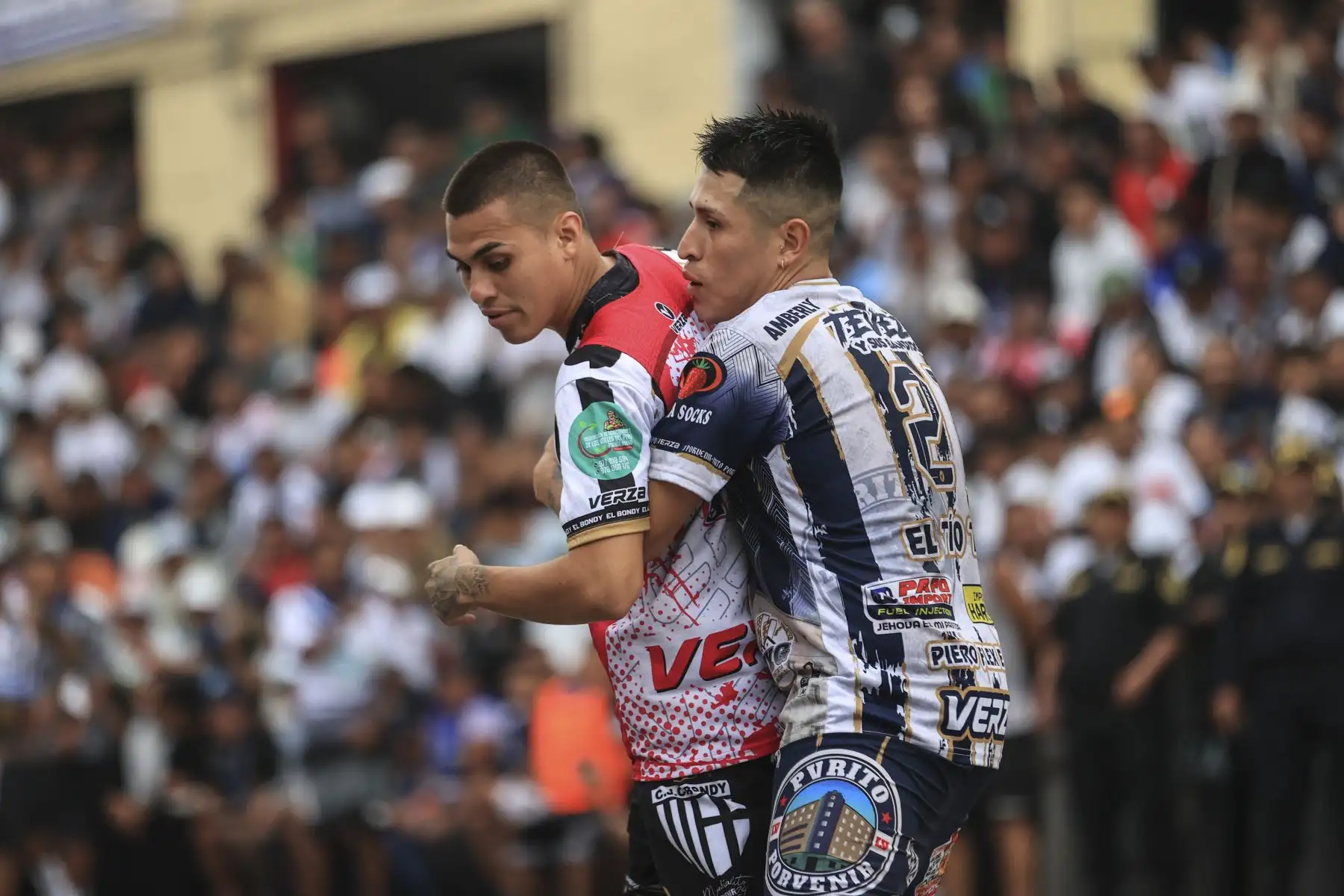 En la edición 73 del popular torneo de fútbol callejero que se disputa cada 1 de mayo para celebrar el Día del Trabajador en la cuadra seis del Jr. Parinacochas, en La Victoria, el equipo Purito Porvenir derrotó por 2 a 0 a El Bondy TF y se coronó campeón de este tradicional torneo relámpago de fútbol callejero.
Foto: ANDINA/Jhonel Rodríguez