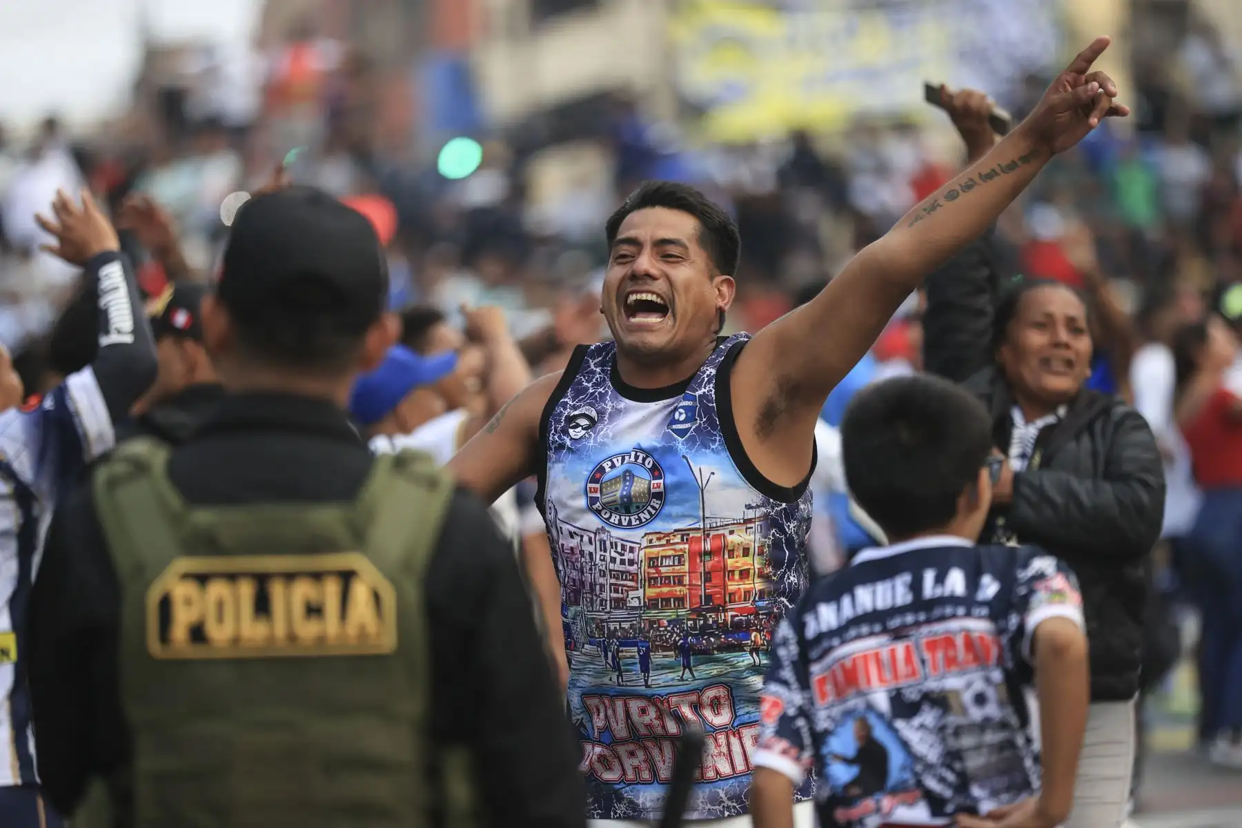 En la edición 73 del popular torneo de fútbol callejero que se disputa cada 1 de mayo para celebrar el Día del Trabajador en la cuadra seis del Jr. Parinacochas, en La Victoria, el equipo Purito Porvenir derrotó por 2 a 0 a El Bondy TF y se coronó campeón de este tradicional torneo relámpago de fútbol callejero.
Foto: ANDINA/Jhonel Rodríguez