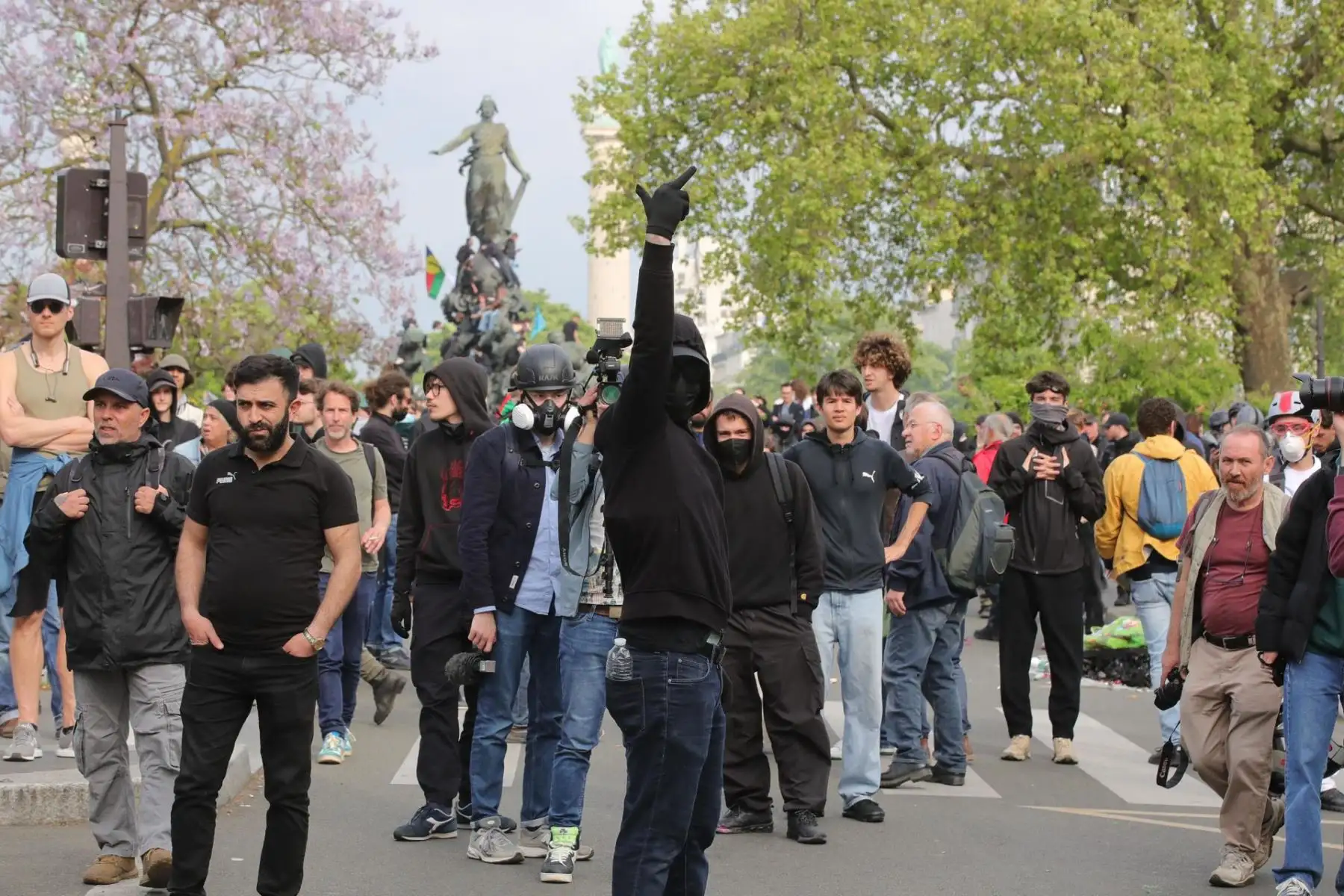 La gente se reúne durante las manifestaciones para conmemorar la marcha anual del día del Mayo en París, Francia, el 01 de mayo de 2024. Los sindicatos en Francia exigen mejores condiciones de vida, salarios más altos, la defensa de los servicios públicos y una paz justa y duradera. (Francia) EFE/EPA/Teresa Suárez