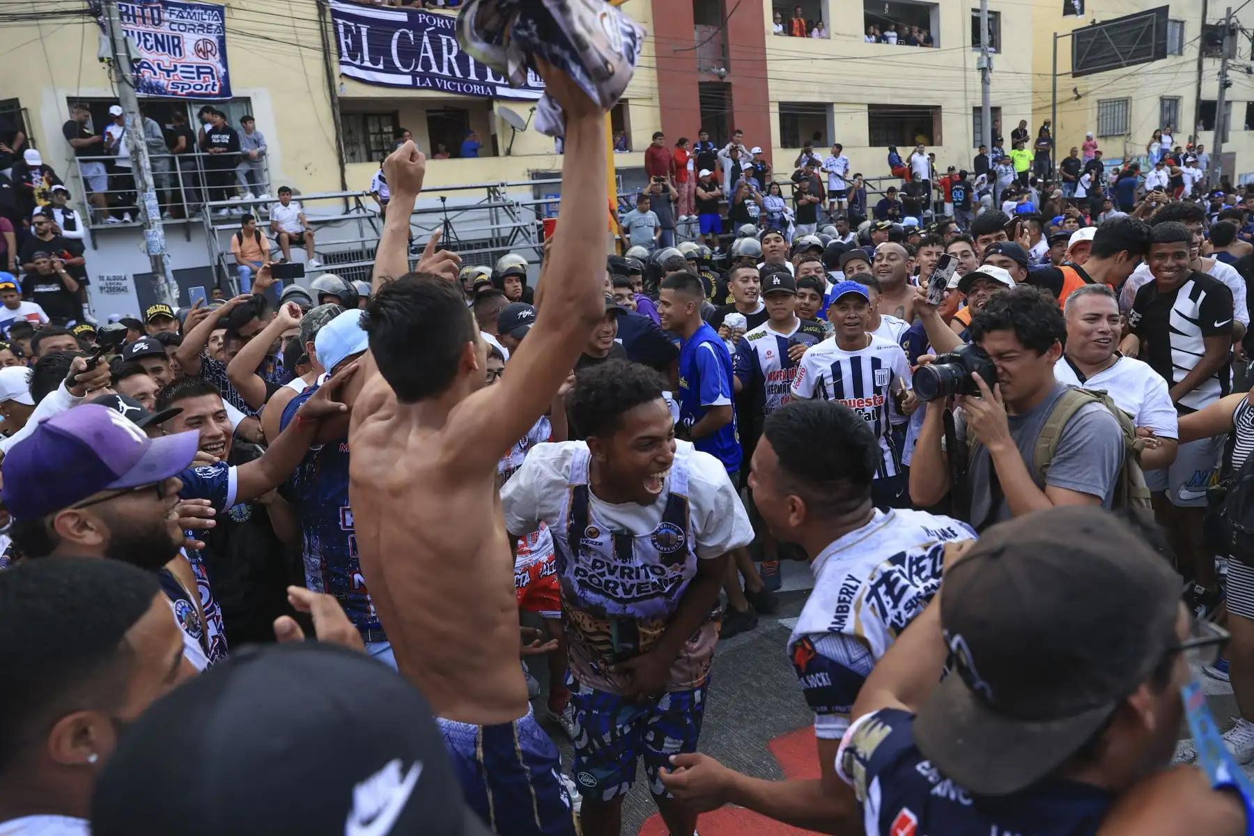 En la edición 73 del popular torneo de fútbol callejero que se disputa cada 1 de mayo para celebrar el Día del Trabajador en la cuadra seis del Jr. Parinacochas, en La Victoria, el equipo Purito Porvenir derrotó por 2 a 0 a El Bondy TF y se coronó campeón de este tradicional torneo relámpago de fútbol callejero.
Foto: ANDINA/Jhonel Rodríguez
