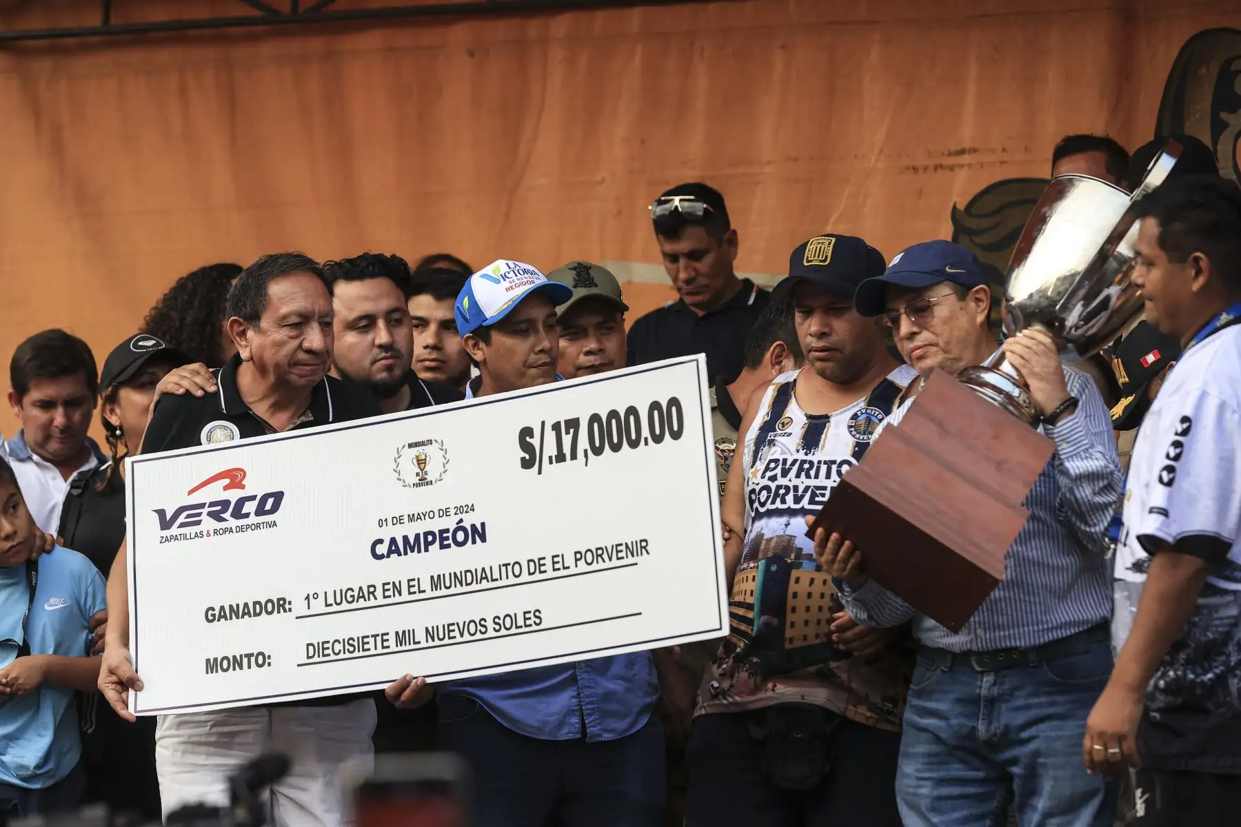 En la edición 73 del popular torneo de fútbol callejero que se disputa cada 1 de mayo para celebrar el Día del Trabajador en la cuadra seis del Jr. Parinacochas, en La Victoria, el equipo Purito Porvenir derrotó por 2 a 0 a El Bondy TF y se coronó campeón de este tradicional torneo relámpago de fútbol callejero.
Foto: ANDINA/Jhonel Rodríguez
