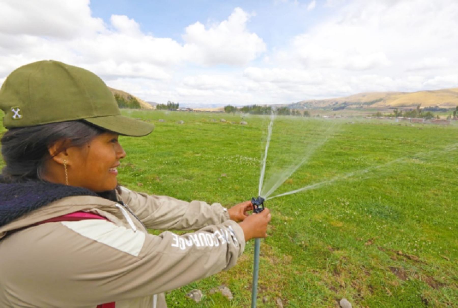 Con la finalidad de potenciar el desarrollo agropecuario de 7,586 familias productoras de cinco regiones del país y garantizar el agua de riego para sus cultivos, el Ministerio de Desarrollo Agrario y Riego, a través del programa Agro Rural, desarrolla la etapa de preinversión de proyectos de irrigación valorizados en más de 255 millones de soles.