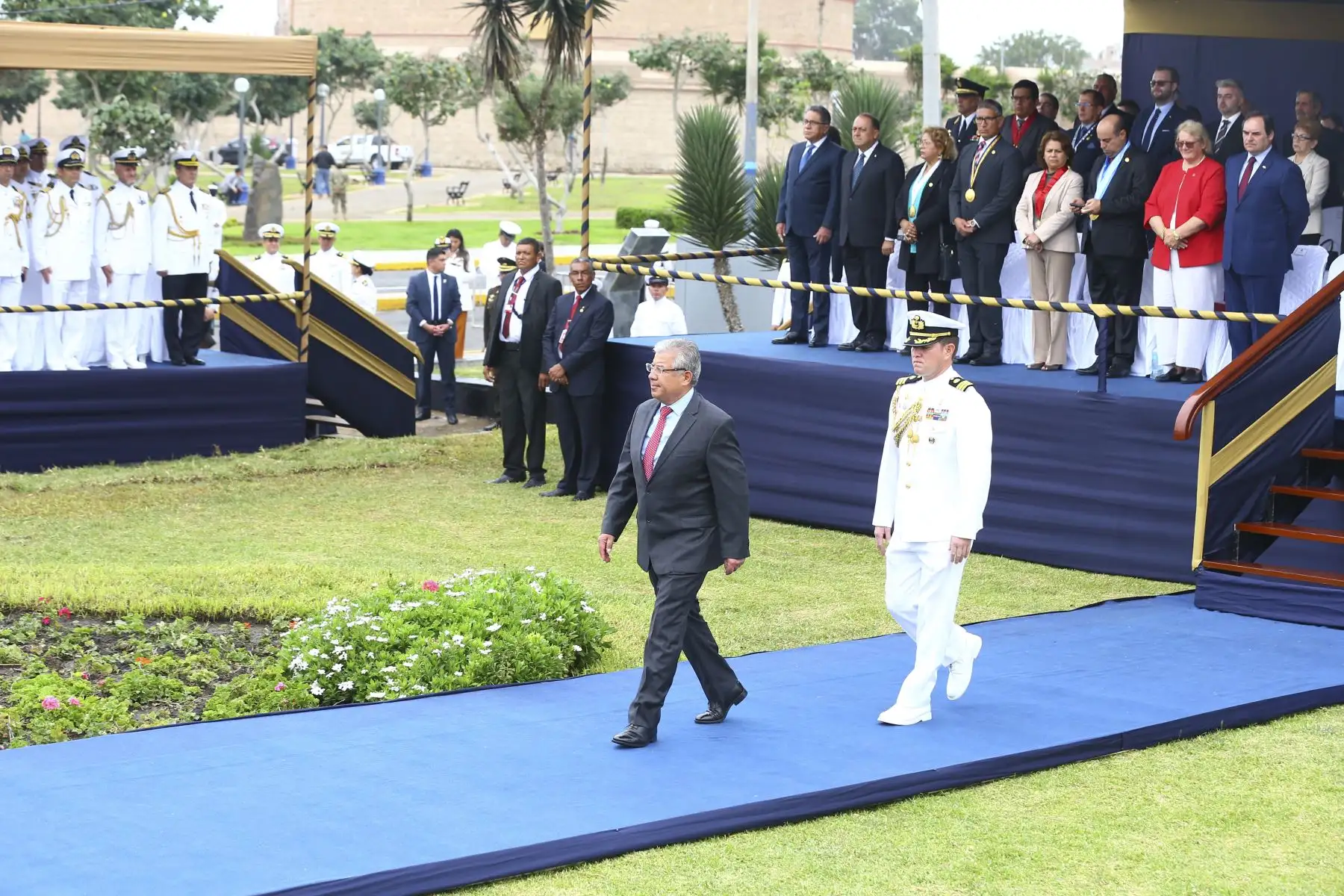 Con una ceremonia civico militar, la Marina de Guerra del Perú conmemora el 158 aniversario del Combate Naval de 2 de Mayo de 1866 en la plaza Cañón del Pueblo del Callao. La ceremonia es presidida por el Ministro de Defensa , Walter Astudillo Chávez y contó con la presencia de autoridades civiles y militares, entre ellos Comandantes Generales extranjeros.

Foto: ANDINA/Eddy Ramos