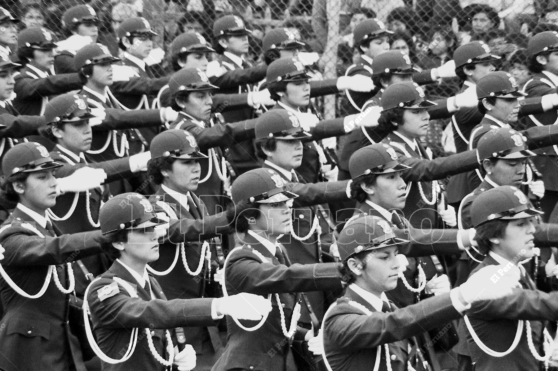 Lima - 29 julio 1981 / Personal femenino de la Policía Nacional del Perú en el gran desfile y parada militar por el 160° aniversario de la independencia. Foto: Archivo Histórico de El Peruano / Rómulo Luján