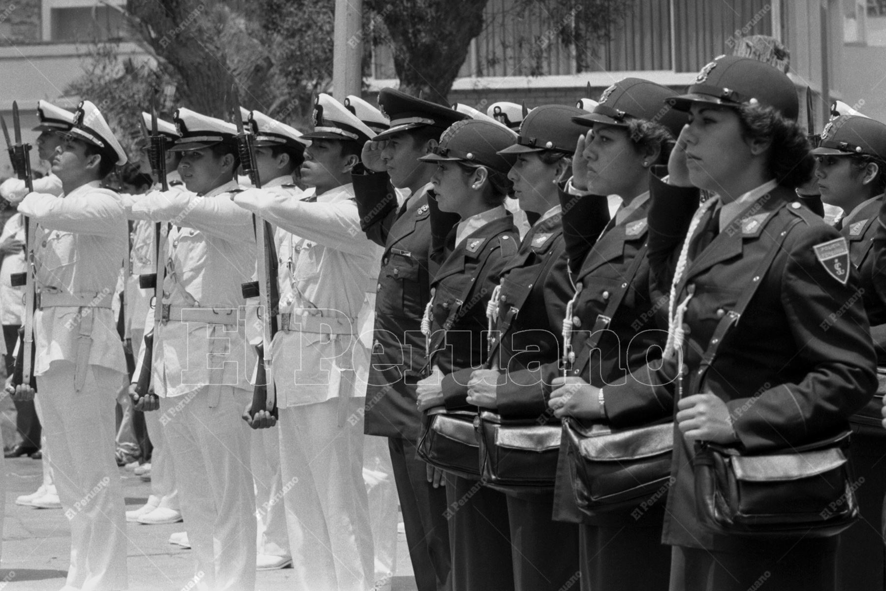 Lima - 21 enero 1979 / Mujeres policías en la ceremonia cívico patriótica de izamiento de la bandera nacional enmarcada dentro del "Año de nuestros héroes de la Guerra del Pacífico". Foto: Archivo Histórico de El Peruano / Rómulo Luján