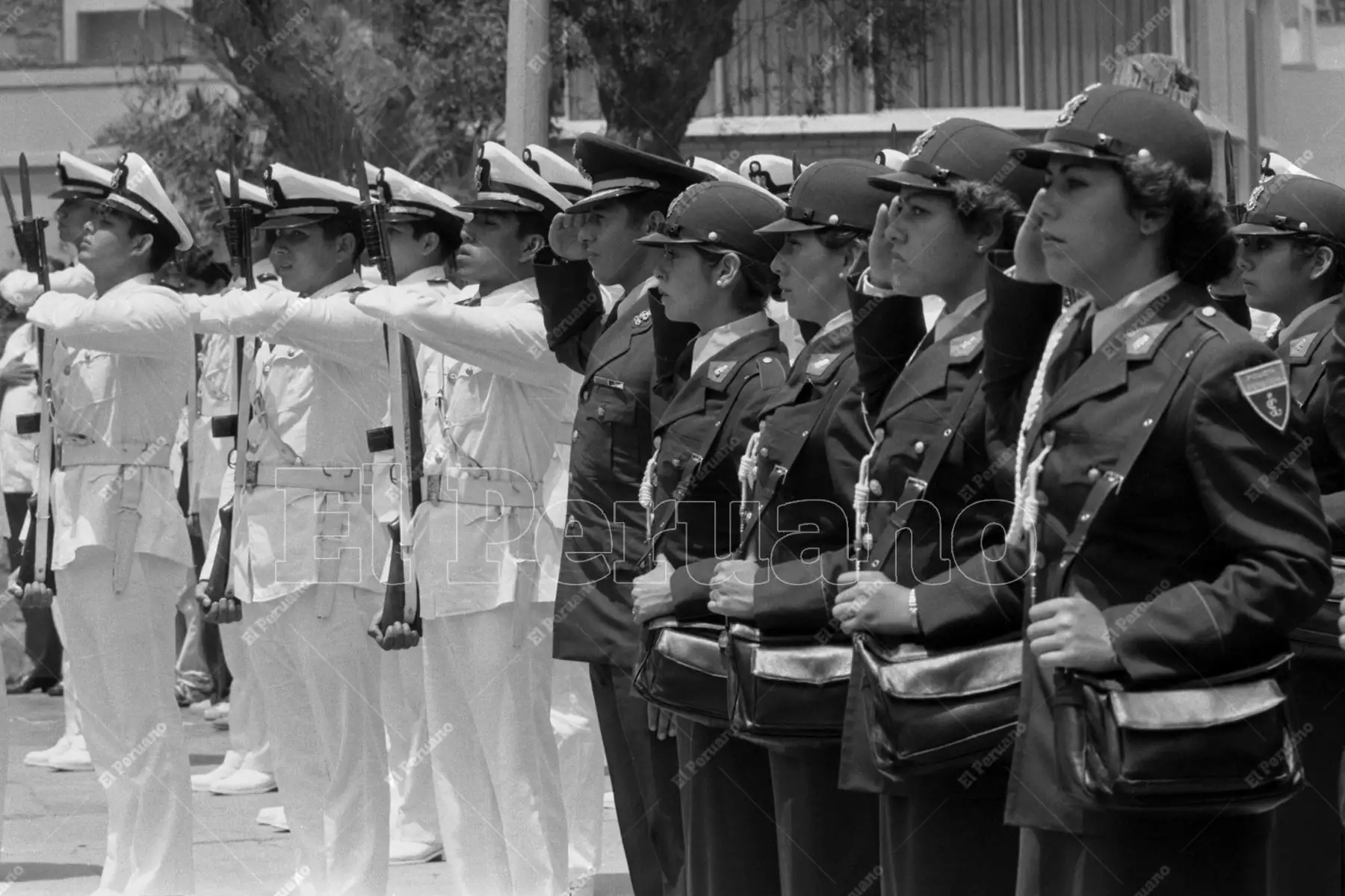 Lima - 21 enero 1979 / Mujeres policías en la ceremonia cívico patriótica de izamiento de la bandera nacional enmarcada dentro del "Año de nuestros héroes de la Guerra del Pacífico". Foto: Archivo Histórico de El Peruano / Rómulo Luján