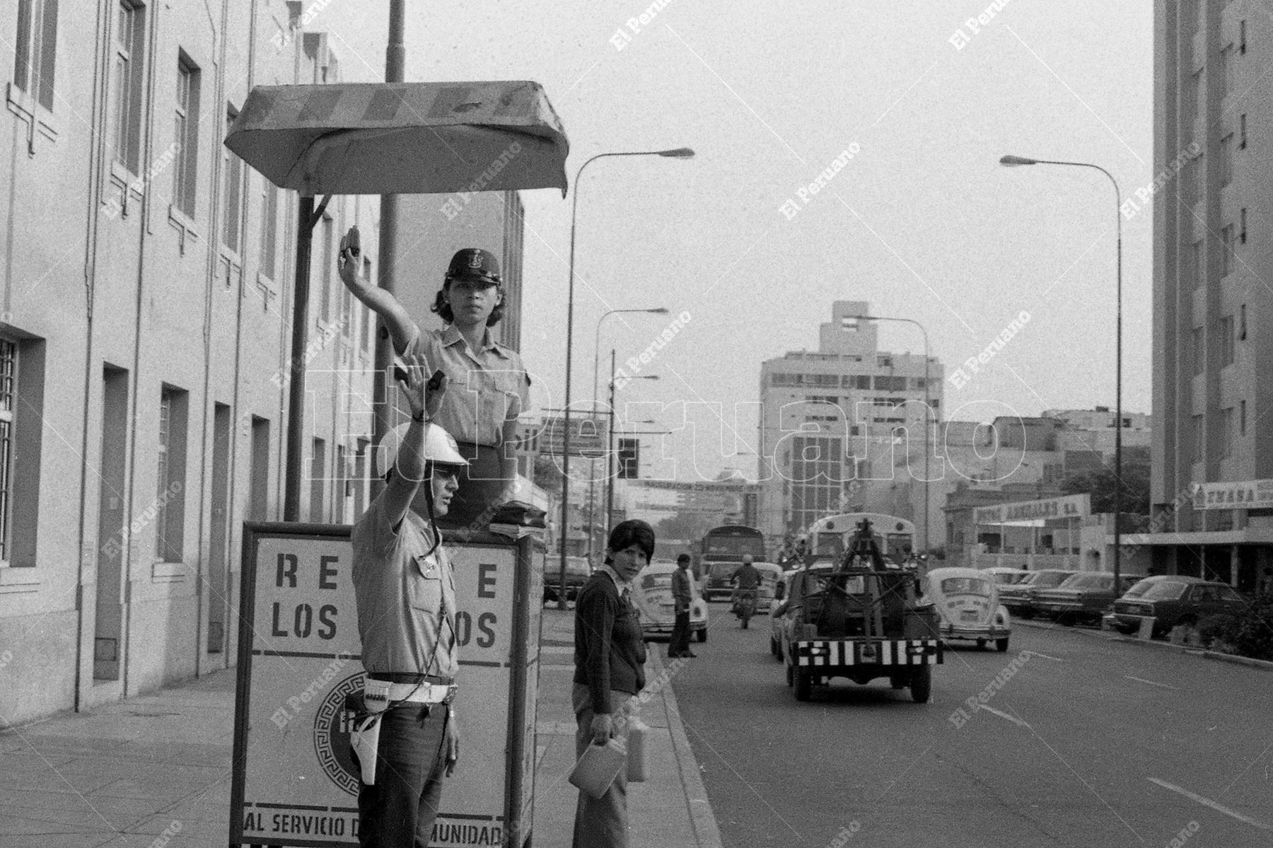Lima - 4 diciembre 1979 / Policía dirigiendo el tránsito vehicular en el centro de Lima. Foto: Archivo Histórico de El Peruano / Oswaldo Sánchez