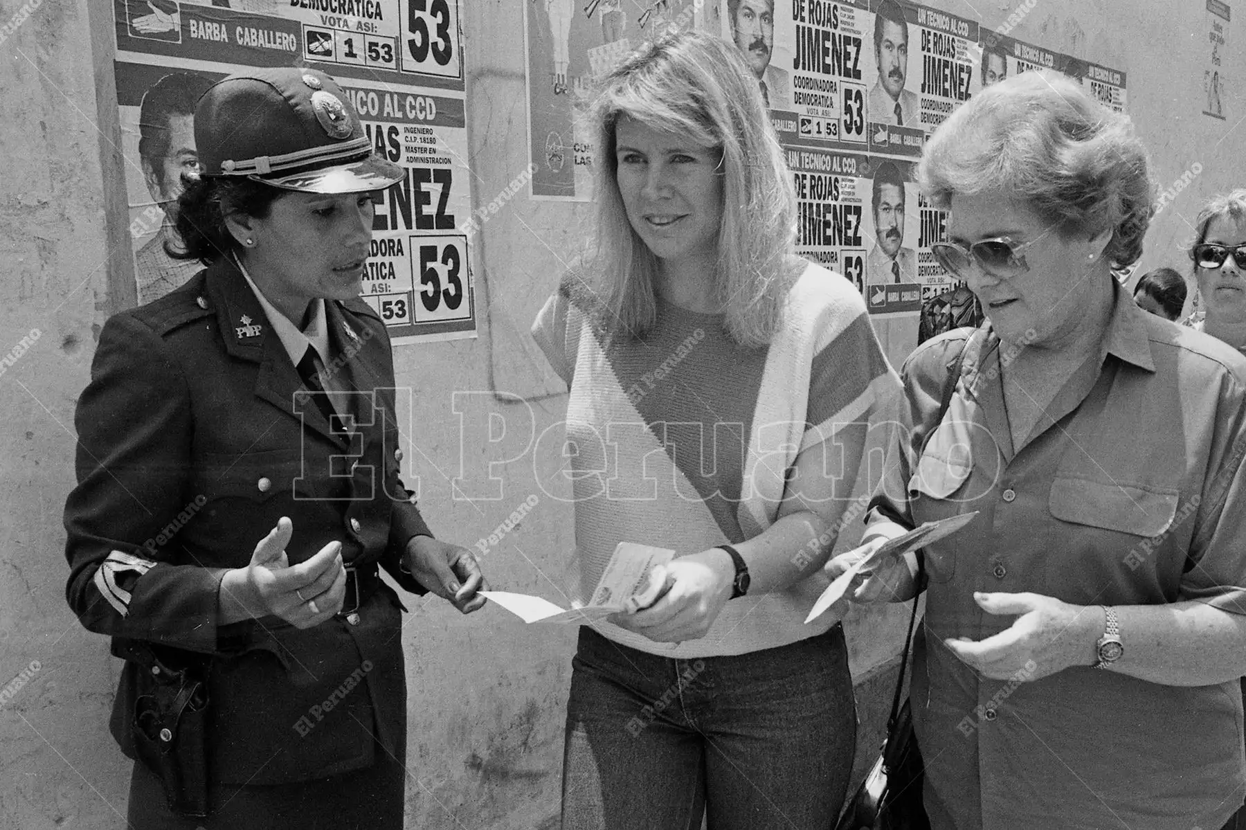 Lima - 22 noviembre 1992 / Una mujer policía orienta a los electores en las elecciones para el Congreso Constituyente Democrático (CCD). Foto: Archivo Histórico de El Peruano.