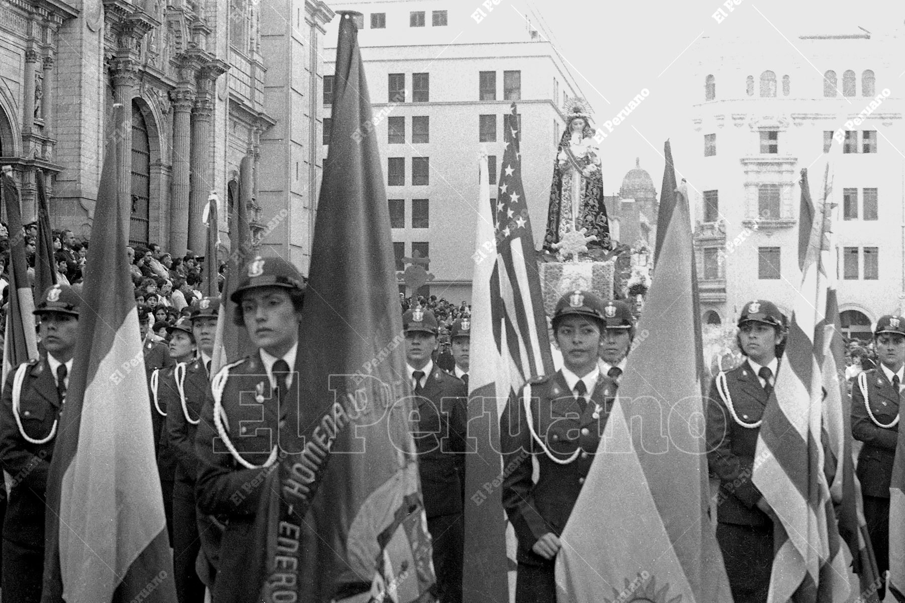 Lima - 30 agosto 1982 / Mujeres policías en la procesión de Santa Rosa de Lima, patrona de la Policía Nacional. Foto: Archivo Histórico de El Peruano / Rómulo Luján
