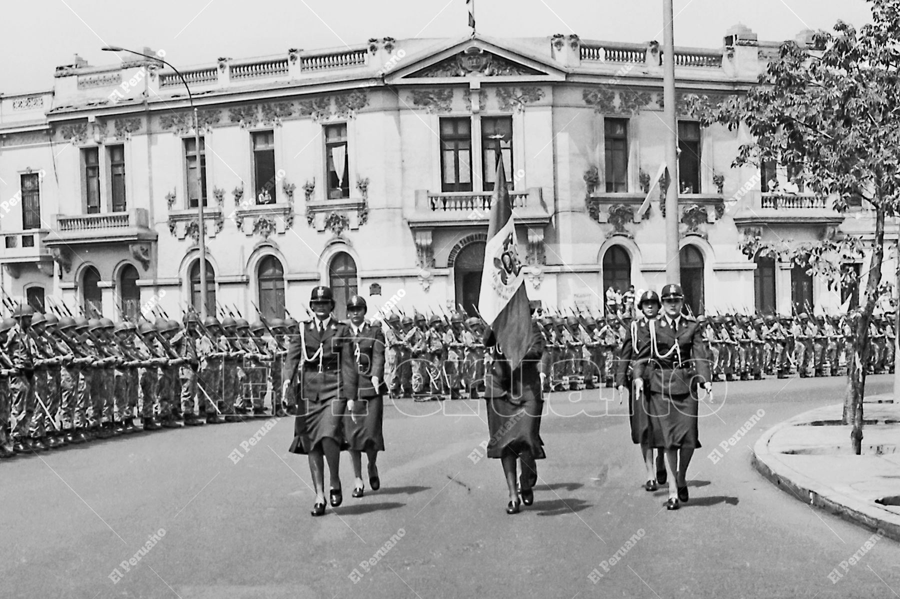 Lima - 5 abril 1979 / Personal policial femenino en la ceremonia por el Centenario de la Guerra del Pacífico y homenaje a nuestros héroes. Foto: Archivo Histórico de El Peruano / Máximo Miralles