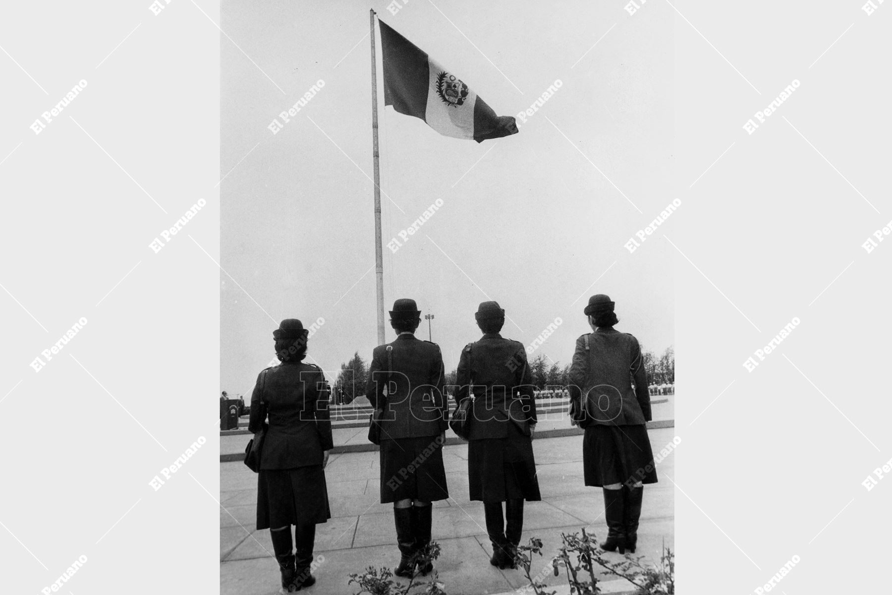 Lima - 24 noviembre 1985 / Cuatro mujeres policías rinden homenaje al pabellón nacional durante una ceremonia en la Plaza de la Bandera de Pueblo Libre. Foto: Archivo Histórico de El Peruano / Virgilio Molero