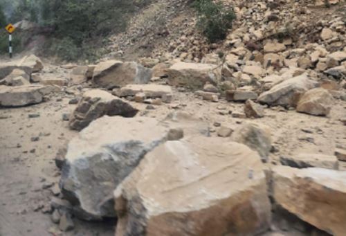 La vía nacional Puente Kunyac-Abancay registra deslizamientos de rocas, piedras y tierra en diferentes tramos provocados por los dos sismos de magnitudes 4.8 y 3.5 que remecieron anoche la provincia de Abancay, en la región Apurímac.