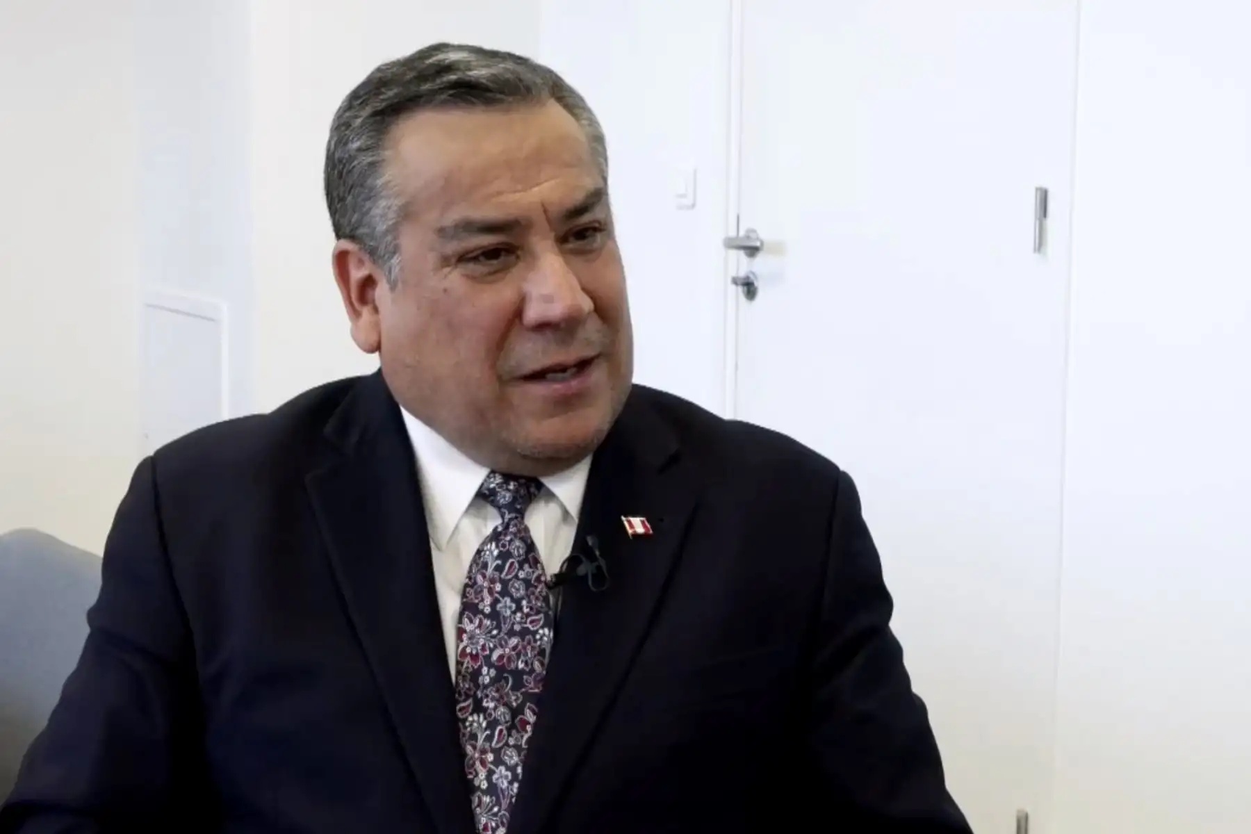 Gustavo Adrianzén, presidente del Consejo de Ministros, dio una entrevista a Efe. Foto: captura TV.