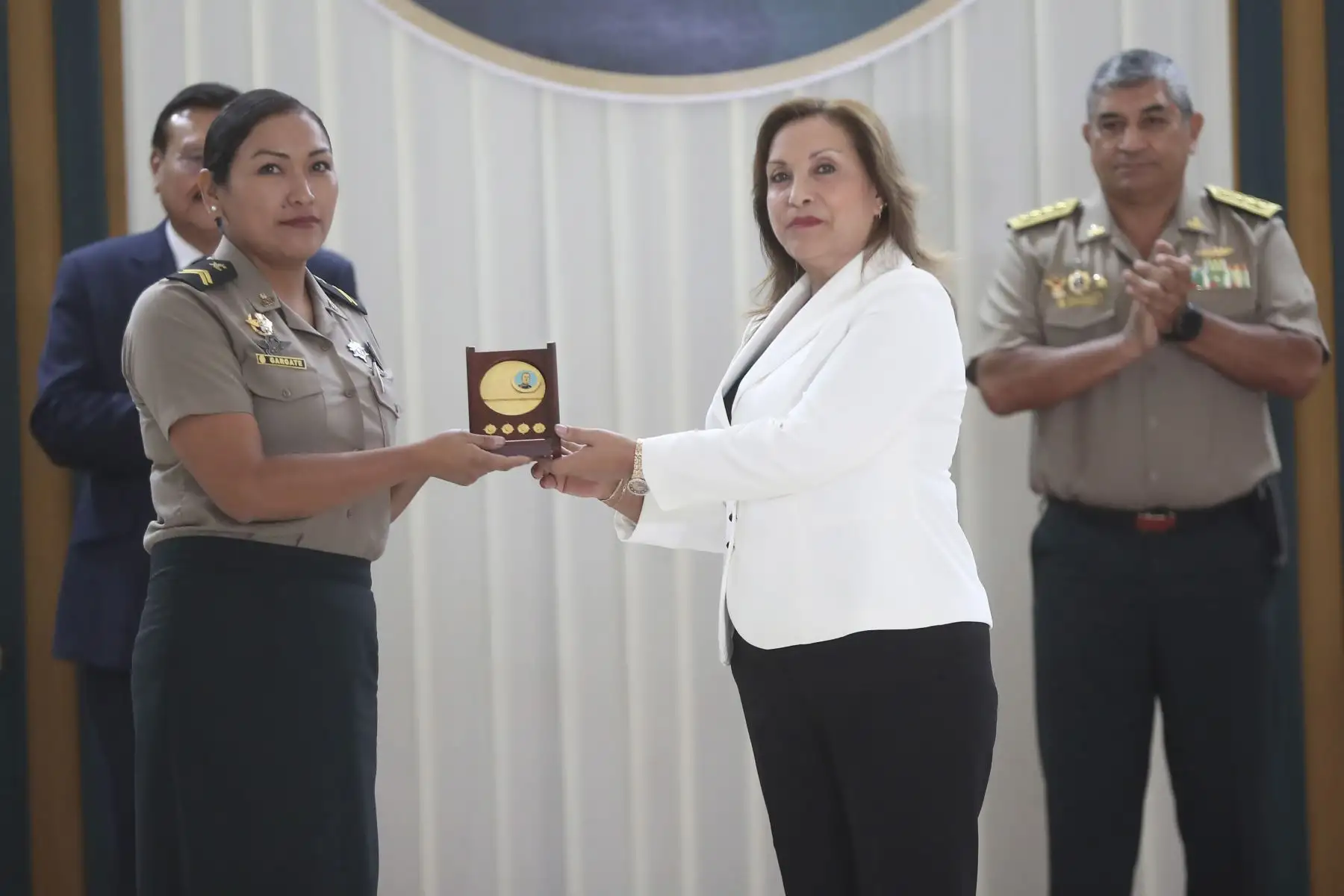 Presidenta Dina Boluarte participa en la ceremonia de conmemoración del Día de la Mujer Policía. Foto: Presidencia