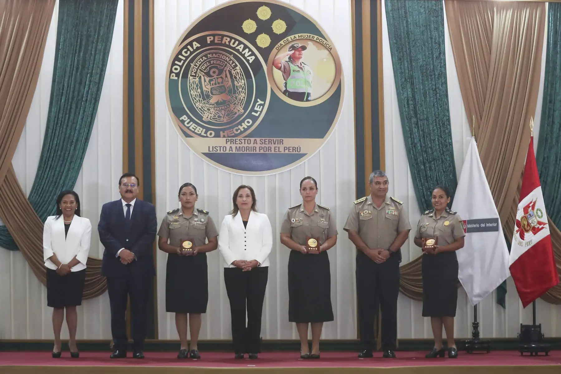 Presidenta Dina Boluarte participa en la ceremonia de conmemoración del Día de la Mujer Policía. Foto: Presidencia