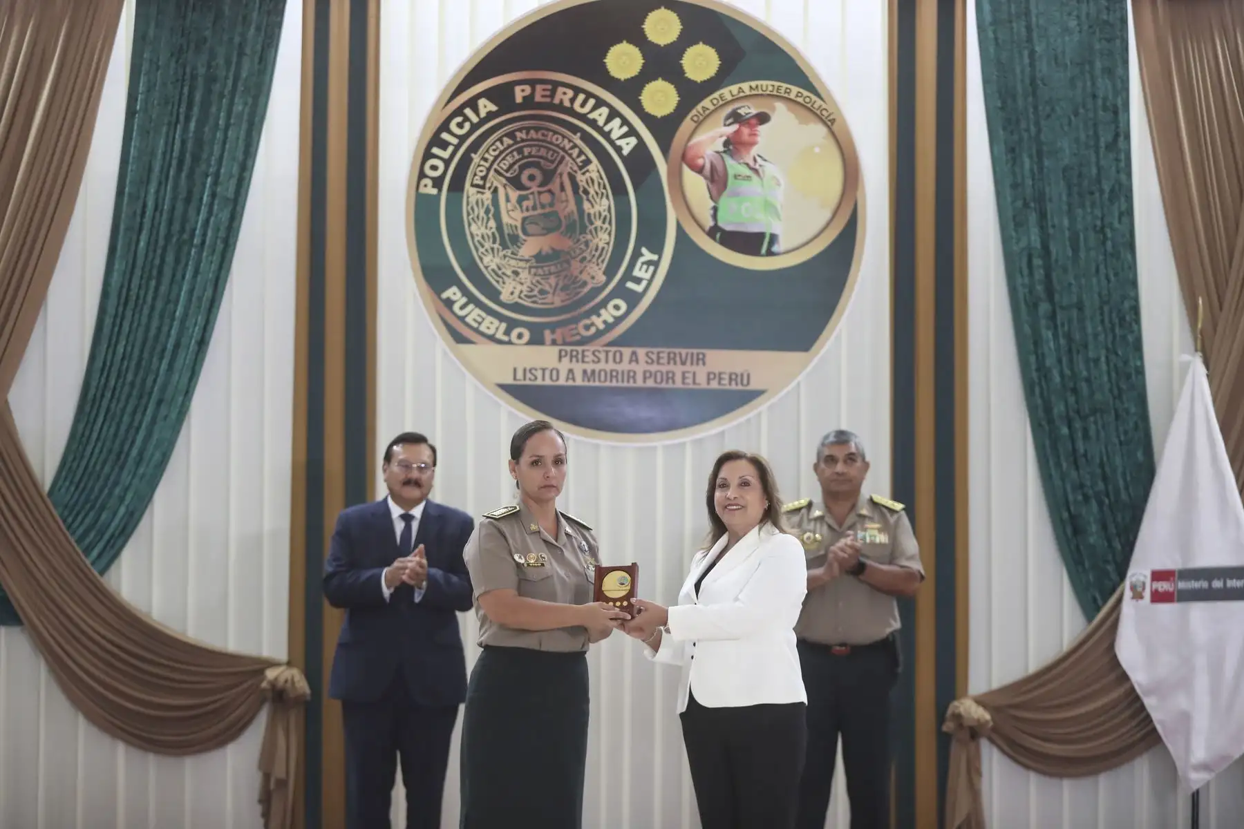 Presidenta Dina Boluarte participa en la ceremonia de conmemoración del Día de la Mujer Policía. Foto: Presidencia