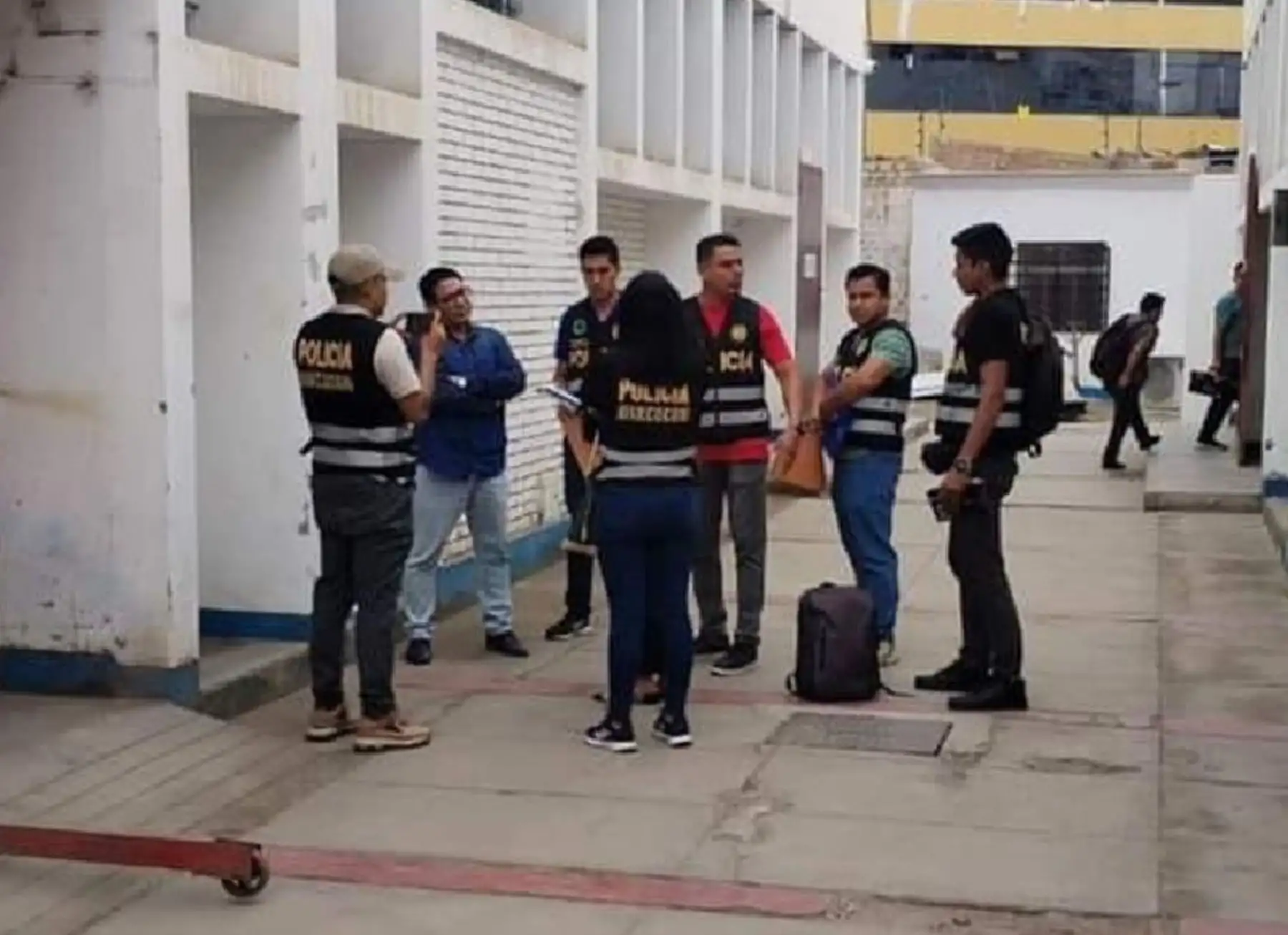Agentes especializados de la Dircocor y representantes de la Fiscalía Especializada en Delitos de Corrupción de Funcionarios detuvieron a un auxiliar coactivo de la Corte de La Libertad acusado de cobrar una coima de S/ 800. ANDINA/Difusión
