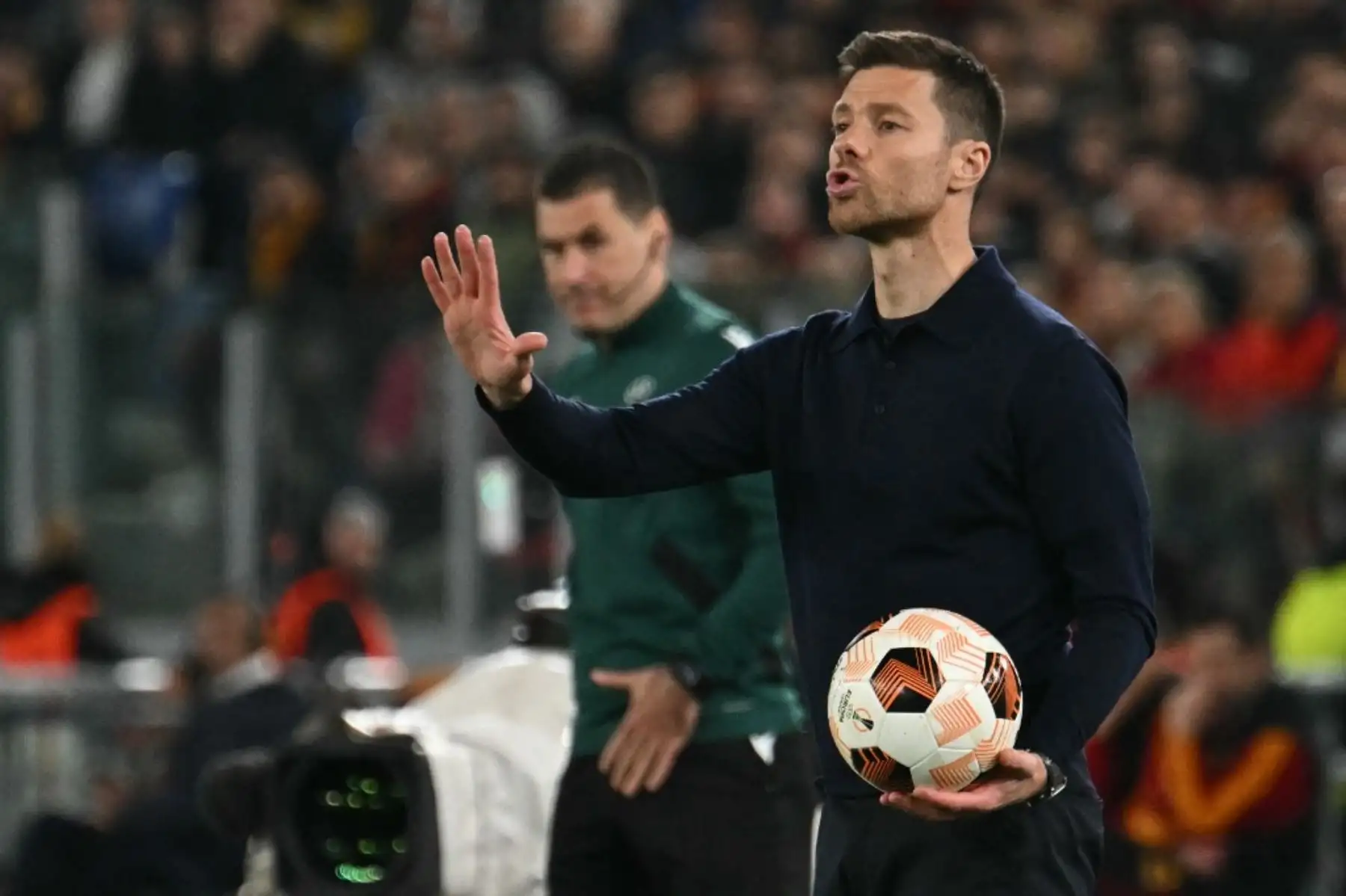 El entrenador español del Bayer Leverkusen, Xabi Alonso, reacciona durante el partido de fútbol de ida de la semifinal de la UEFA Europa League entre el AS Roma y el Bayern Leverkusen en el estadio olímpico el 2 de mayo de 2024 en Roma. Foto: AFP