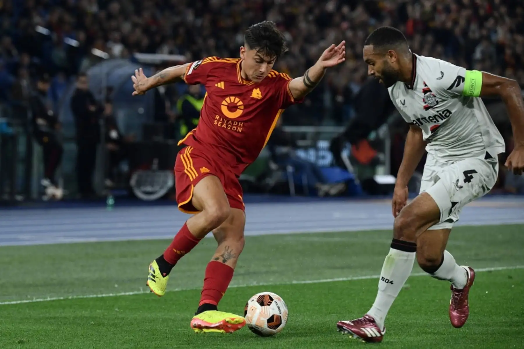 El delantero argentino de la Roma #21 Paulo Dybala lucha por el balón con el defensa alemán del Bayer Leverkusen #04 Jonathan Tah durante el partido de fútbol de ida de la semifinal de la UEFA Europa League entre AS Roma y Bayer Leverkusen en el estadio olímpico el 2 de mayo de 2024 en Roma. Foto: AFP