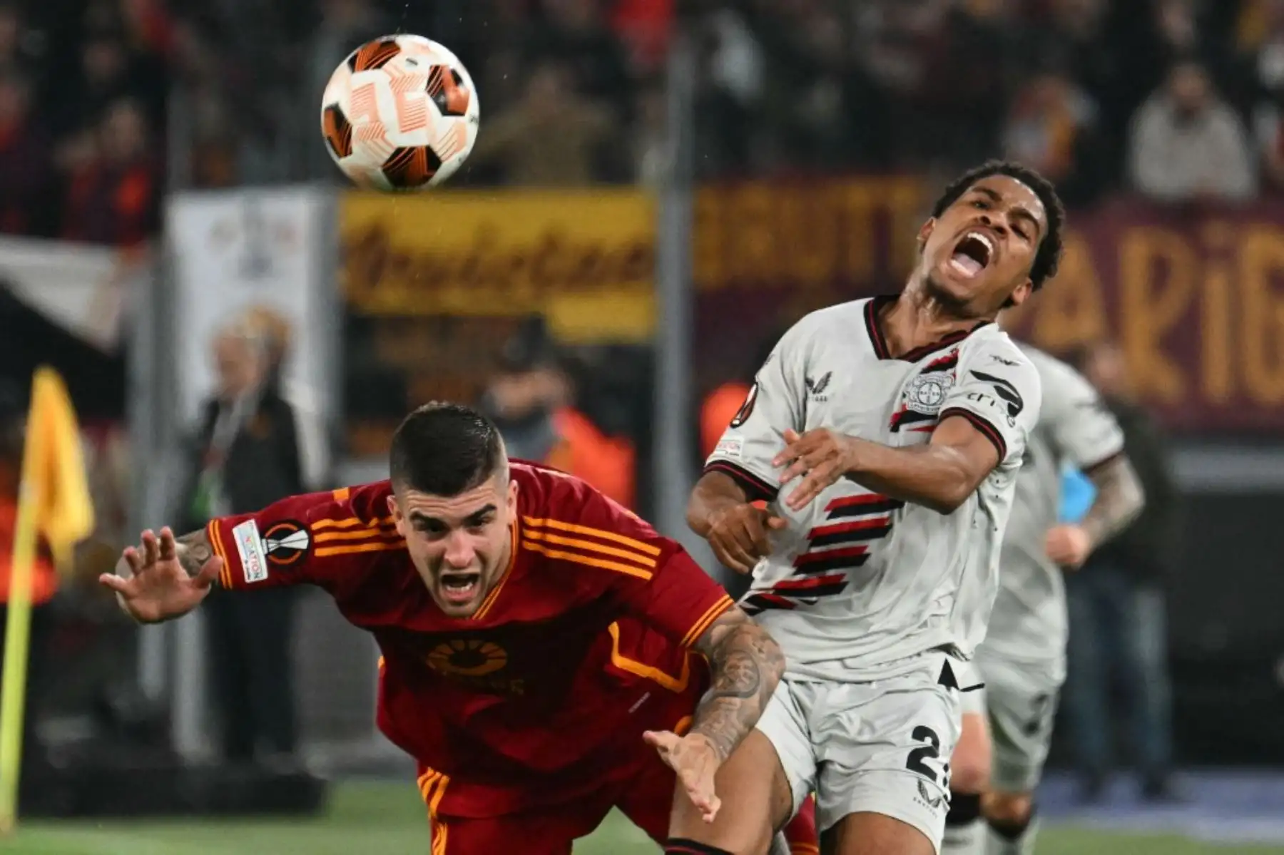El delantero francés del Bayer Leverkusen #21 Amine Adli (R) lucha por el balón con el defensor italiano de la Roma #23 Gianluca Mancini durante el partido de fútbol de ida de la semifinal de la UEFA Europa League entre el AS Roma y el Bayer Leverkusen en el estadio olímpico el 2 de mayo de 2024 en Roma. Foto: AFP