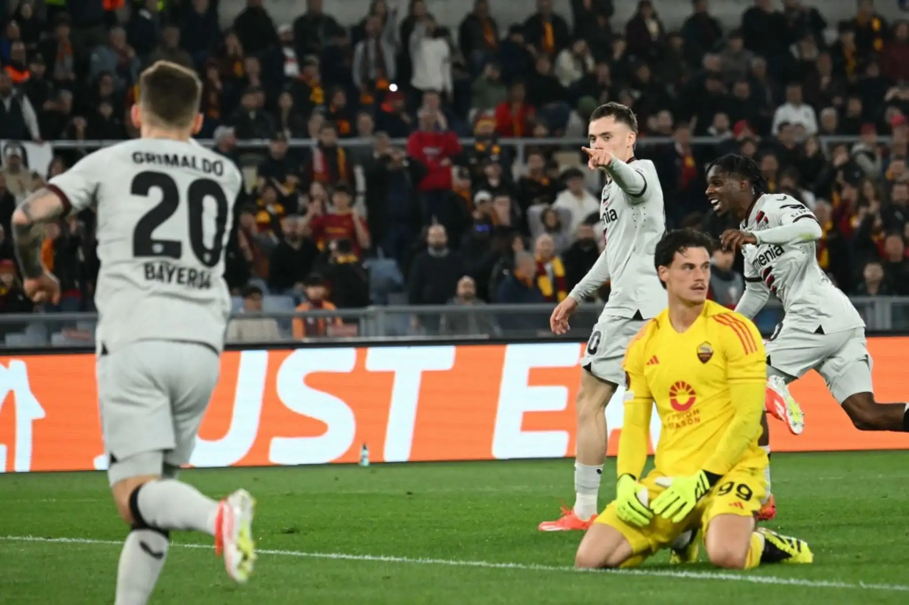 El mediocampista alemán #10 del Bayer Leverkusen, Florian Wirtz, celebra con sus compañeros de equipo después de marcar el primer gol de su equipo durante el partido de fútbol de ida de la semifinal de la UEFA Europa League entre AS Roma y Bayer Leverkusen en el estadio olímpico el 2 de mayo de 2024 en Roma. Foto AFP
