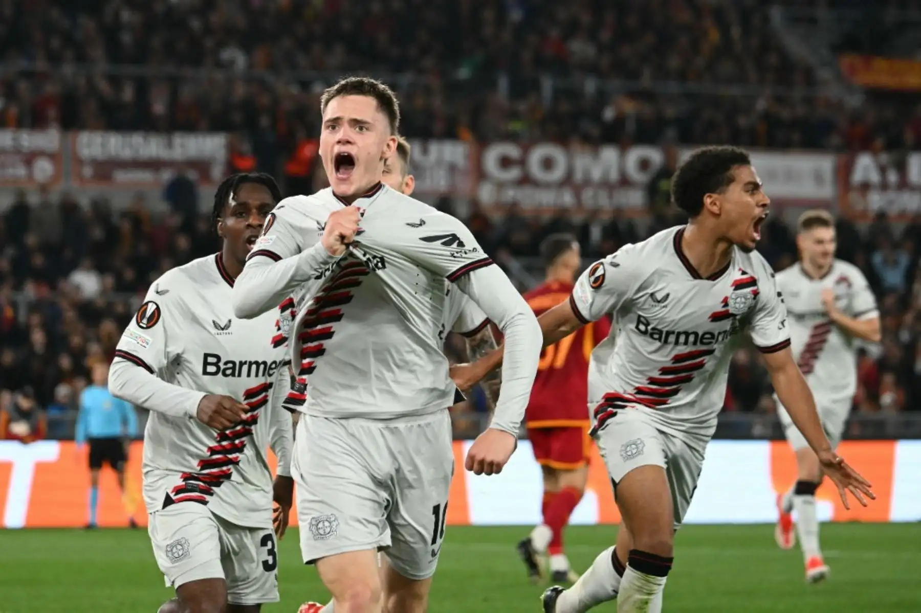 El mediocampista alemán #10 del Bayer Leverkusen, Florian Wirtz, celebra con sus compañeros de equipo después de marcar el primer gol de su equipo durante el partido de fútbol de ida de la semifinal de la UEFA Europa League entre AS Roma y Bayer Leverkusen en el estadio olímpico el 2 de mayo de 2024 en Roma. Foto: AFP