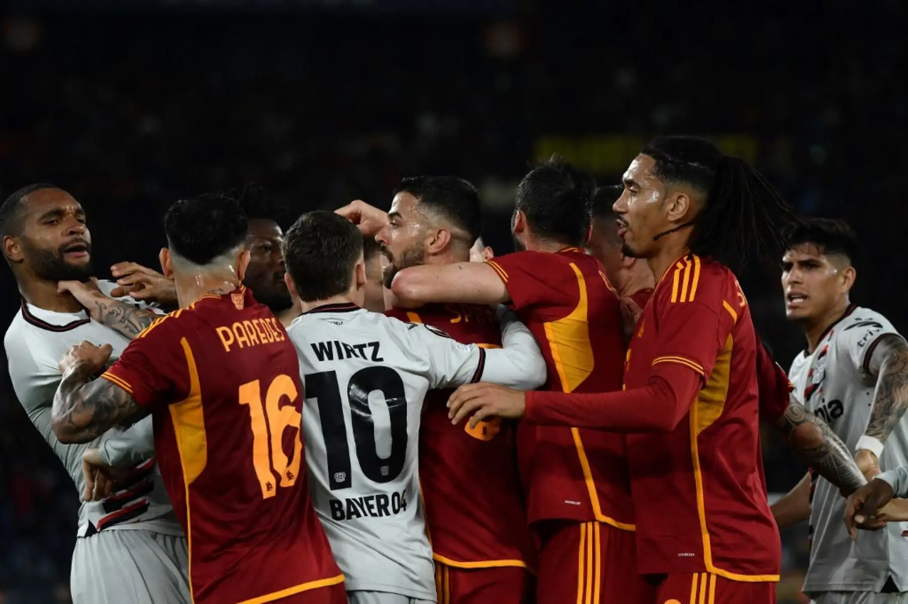 Los jugadores pelean durante el partido de fútbol de ida de la semifinal de la UEFA Europa League entre AS Roma y Bayer Leverkusen en el estadio olímpico el 2 de mayo de 2024 en Roma. Foto: AFP