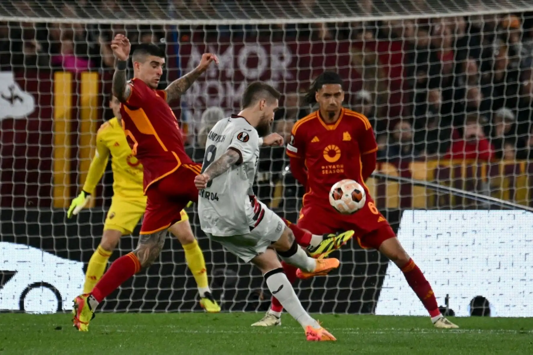 El centrocampista alemán #08 del Bayer Leverkusen, Robert Andrich, anota el segundo gol de su equipo durante el partido de fútbol de ida de la semifinal de la UEFA Europa League entre el AS Roma y el Bayer Leverkusen en el estadio olímpico el 2 de mayo de 2024 en Roma. Foto: AFP