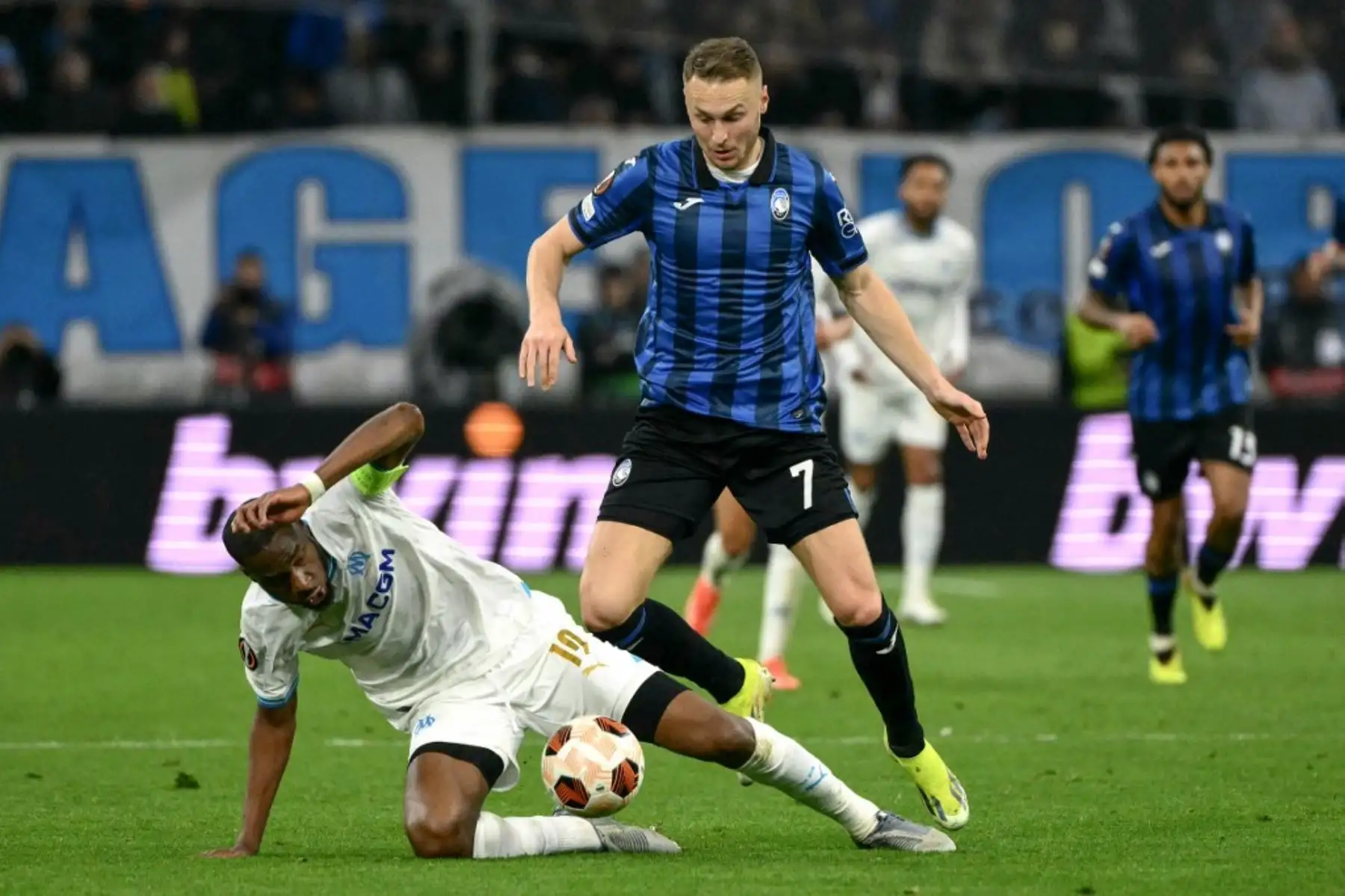El centrocampista franco-centroafricano de Marsella #19 Geoffrey Kondogbia (L) y el centrocampista holandés de Atalanta #07 Teun Koopmeiners (R) luchan por el balón durante la semifinal de la Liga Europea de Europa del partido de fútbol de ida entre Olympique de Marsella (OM) y Atalanta en el Stade Velódromo de Marsella, sur de Francia, el 2 de mayo de 2024. Foto. AFP