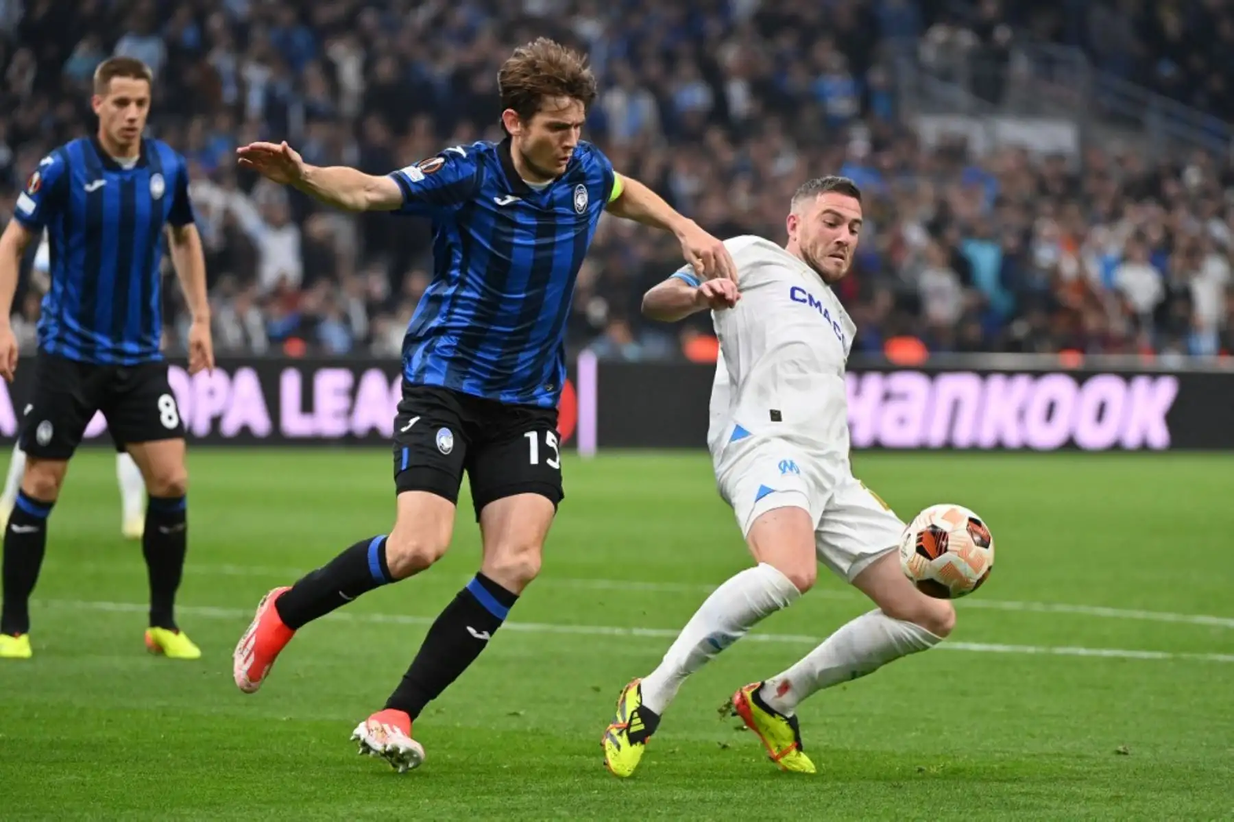El centrocampista holandés de Atalanta #15 Marten de Roon (L) y el centrocampista francés de Marsella #27 Jordan Veretout (R) luchan por el balón durante el partido de fútbol de ida de semifinales de la UEFA Europa League entre Olympique de Marseille (OM) y Atalanta en el Stade Velódromo de Marsella, sur de Francia, el 2 de mayo de 2024.