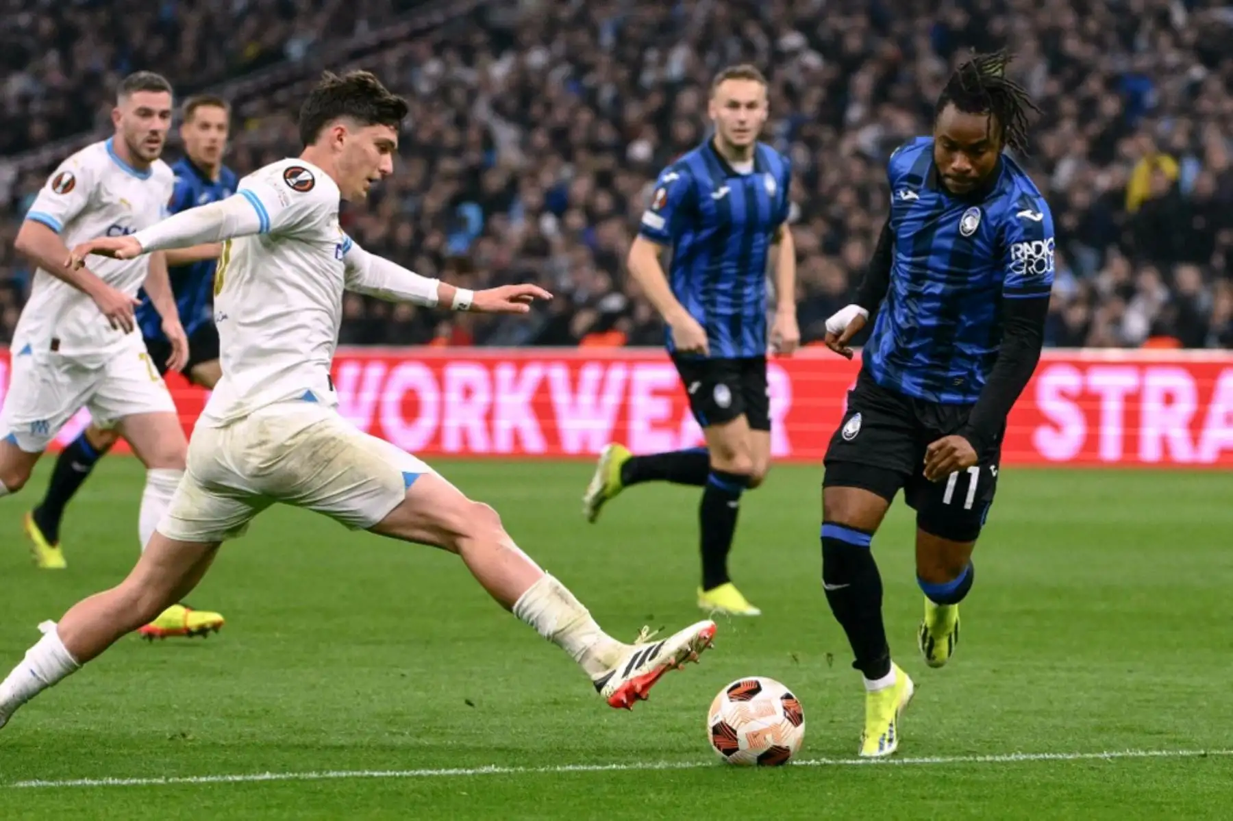 El defensor argentino italiano de Marsella #05 Leonardo Balerdi (3L) y el delantero nigeriano de Atalanta #11 Ademola Lookman (R) luchan por el balón durante el partido de fútbol de ida de semifinales de la UEFA Europa League entre Olympique de Marseille (OM) y Atalanta en el Stade Velódromo de Marsella, sur de Francia, el 2 de mayo de 2024. Foto: AFP