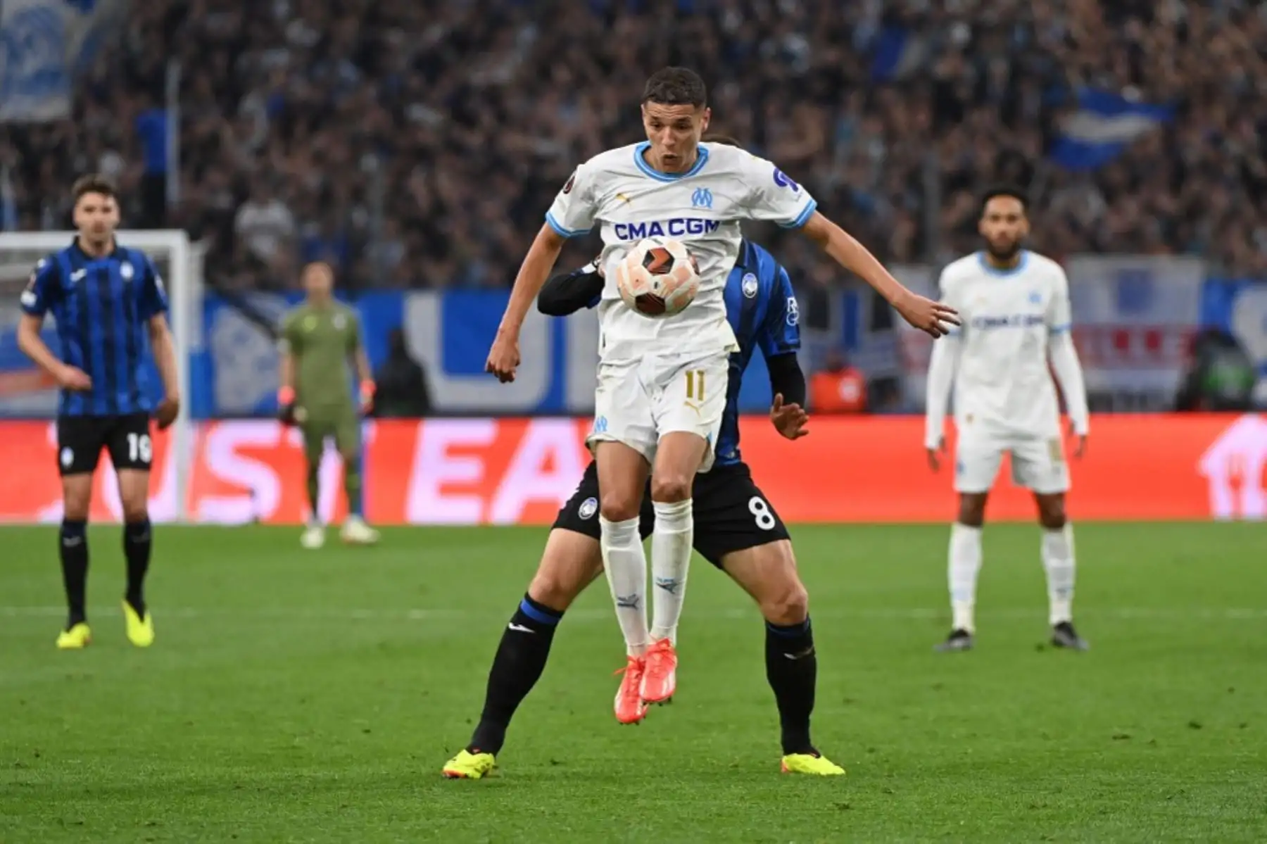 El centrocampista francés marroquí de Marsella #11 Amine Harit (C) controla el balón frente al centrocampista marroquí de Marsella #08 Azzedine Ounahi durante el partido de fútbol de ida de semifinales de la Liga Europea de la UEFA entre el Olympique de Marsella (OM) y Atalanta en el Stade Velódromo de Marsella, sur de Francia, el 2 de mayo de 2024. Foto: AFP
