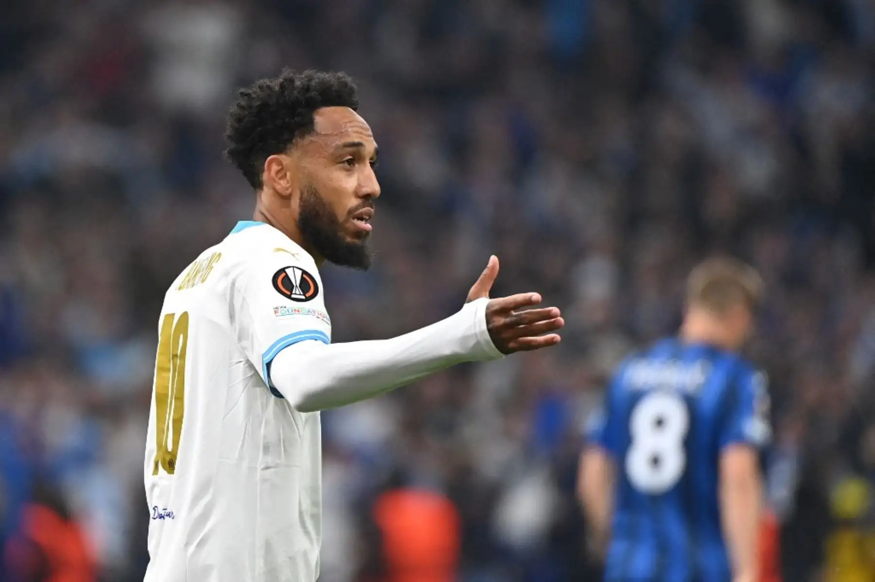 El delantero franco-gabonés #10 de Marsella, Pierre-Emerick Aubameyang (i), reacciona durante el partido de fútbol de ida de las semifinales de la Liga Europea de la UEFA entre el Olympique de Marsella (OM) y el Atalanta en el Stade Velodrome de Marsella, en el sur de Francia, el 2 de mayo. 2024. Foto: AFP