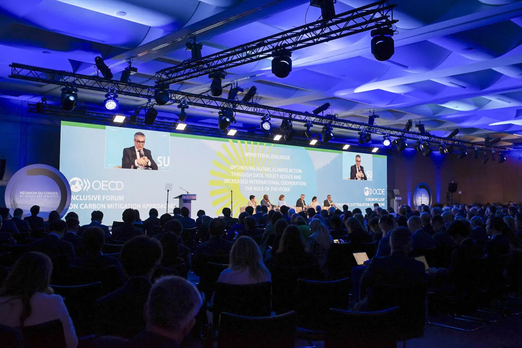 La primera sesión fue el diálogo ministerial del Foro Inclusivo sobre enfoques de mitigación del carbono, copresidido por el primer ministro de Japón Kishida 
y el secretario general de la OCDE Mathias Cormann.
Foto: ANDINA/PCM