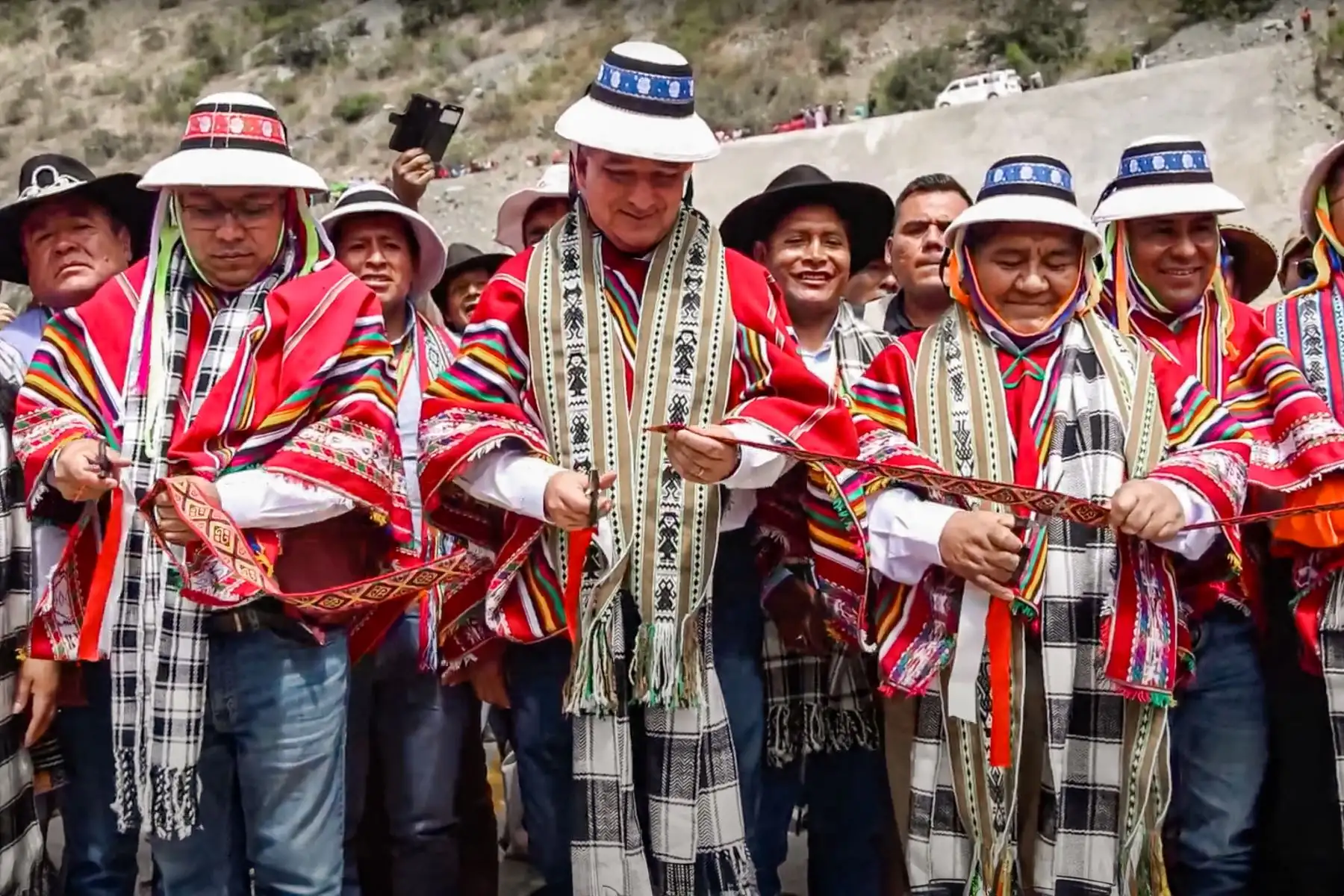 El ministro Raúl Pérez Reyes, junto al titular del Minem , Rómulo Mucho, y acompañado de autoridades locales, inauguró el puente Kutuctay, de 180 metros de longitud, que beneficiará a más 50 mil ciudadanos de Apurímac y Cusco, uniendo a las provincias de Cotabambas (Apurímac) y Anta (Cusco).
Foto: ANDINA/MTC