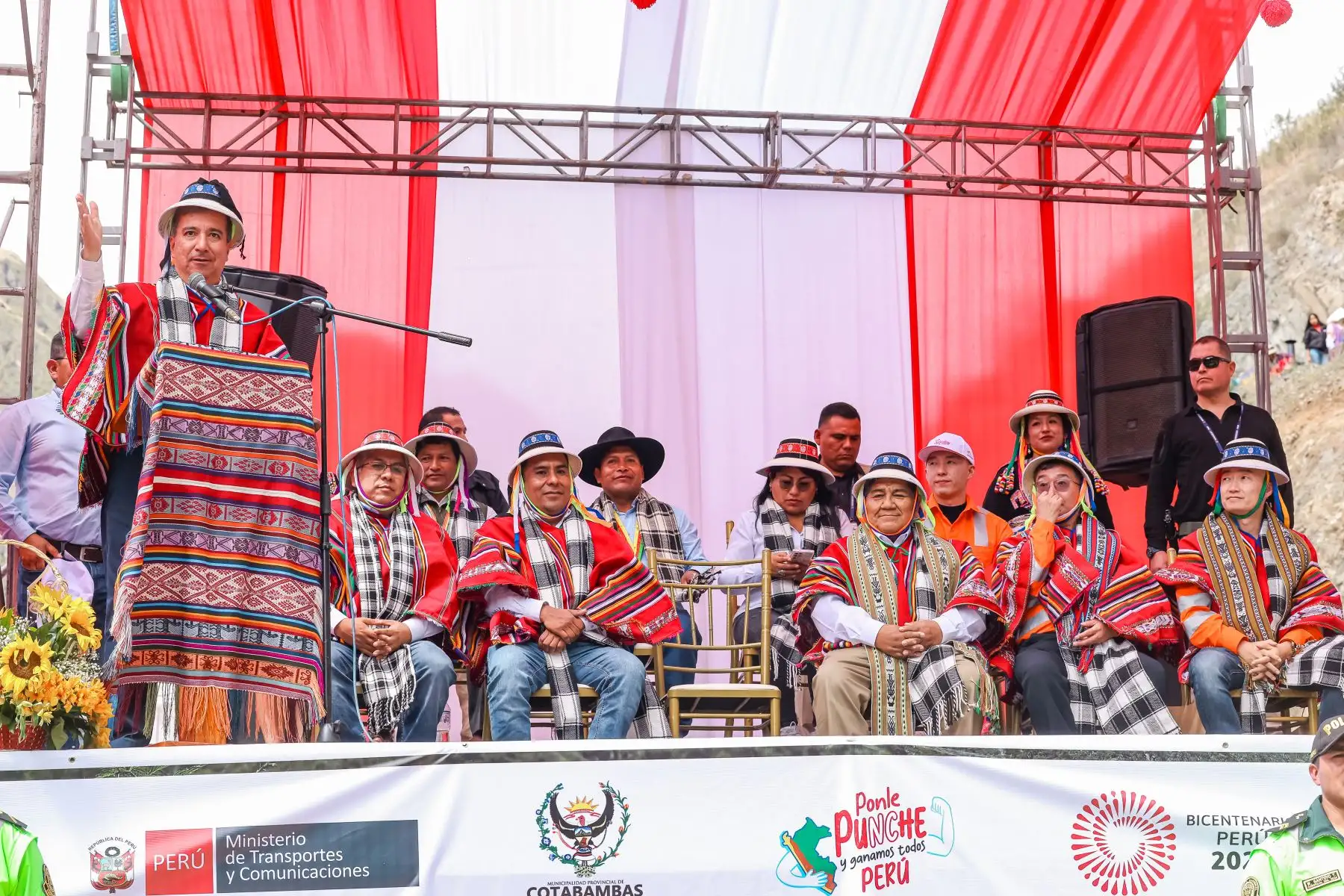 El ministro Raúl Pérez Reyes, junto al titular del Minem , Rómulo Mucho, y acompañado de autoridades locales, inauguró el puente Kutuctay, de 180 metros de longitud, que beneficiará a más 50 mil ciudadanos de Apurímac y Cusco, uniendo a las provincias de Cotabambas (Apurímac) y Anta (Cusco).
Foto: ANDINA/MTC