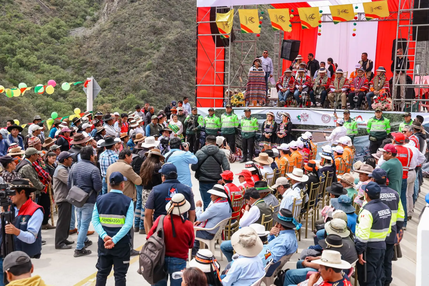 El ministro Raúl Pérez Reyes, junto al titular del Minem , Rómulo Mucho, y acompañado de autoridades locales, inauguró el puente Kutuctay, de 180 metros de longitud, que beneficiará a más 50 mil ciudadanos de Apurímac y Cusco, uniendo a las provincias de Cotabambas (Apurímac) y Anta (Cusco).
Foto: ANDINA/MTC