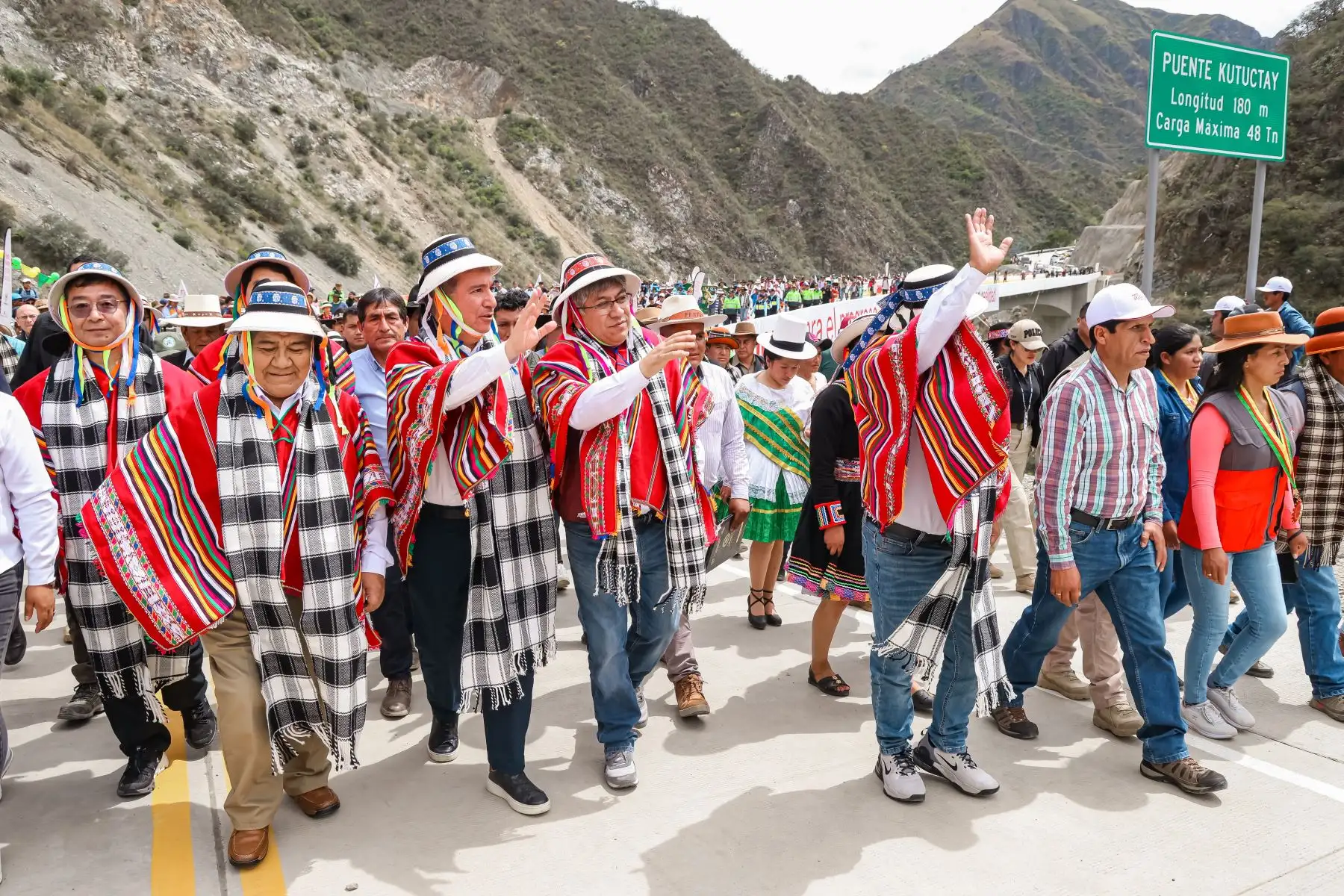El ministro Raúl Pérez Reyes, junto al titular del Minem , Rómulo Mucho, y acompañado de autoridades locales, inauguró el puente Kutuctay, de 180 metros de longitud, que beneficiará a más 50 mil ciudadanos de Apurímac y Cusco, uniendo a las provincias de Cotabambas (Apurímac) y Anta (Cusco).
Foto: ANDINA/MTC
