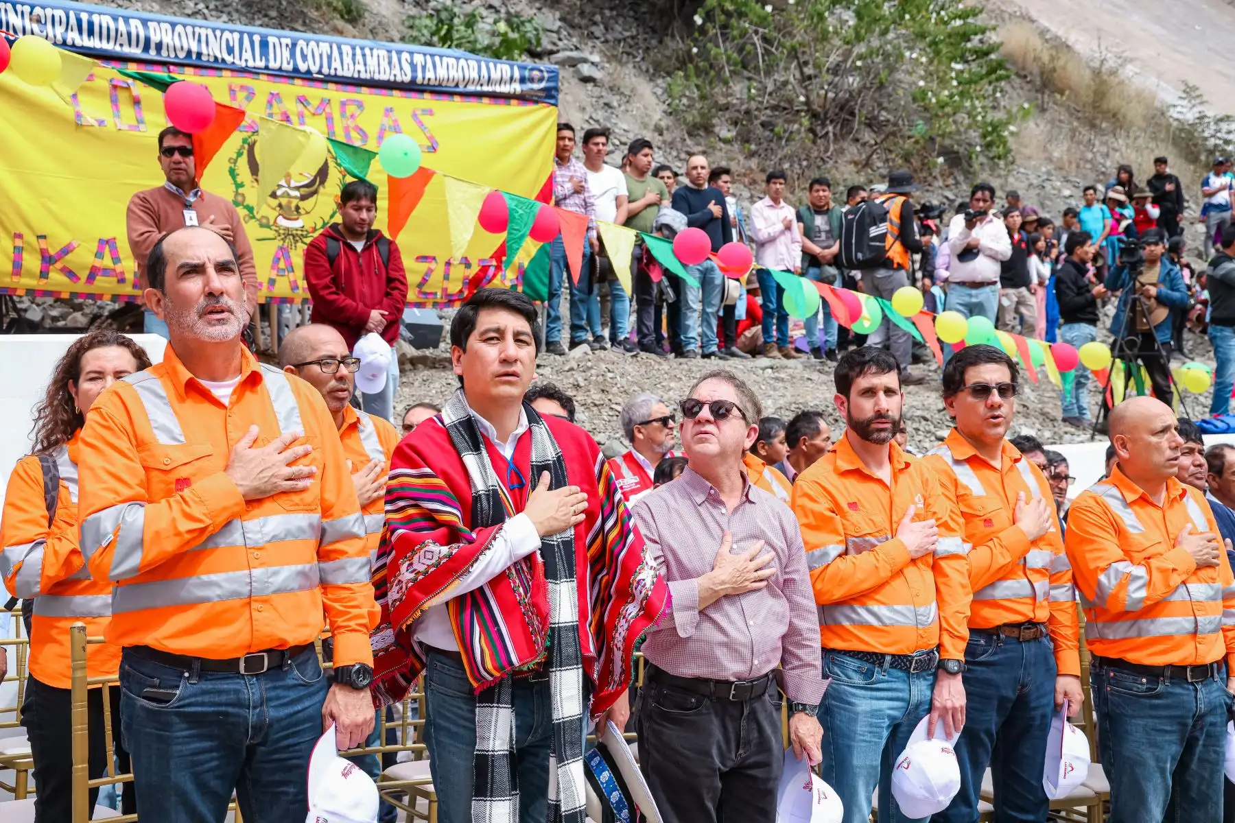 El ministro Raúl Pérez Reyes, junto al titular del Minem , Rómulo Mucho, y acompañado de autoridades locales, inauguró el puente Kutuctay, de 180 metros de longitud, que beneficiará a más 50 mil ciudadanos de Apurímac y Cusco, uniendo a las provincias de Cotabambas (Apurímac) y Anta (Cusco).
Foto: ANDINA/MTC
