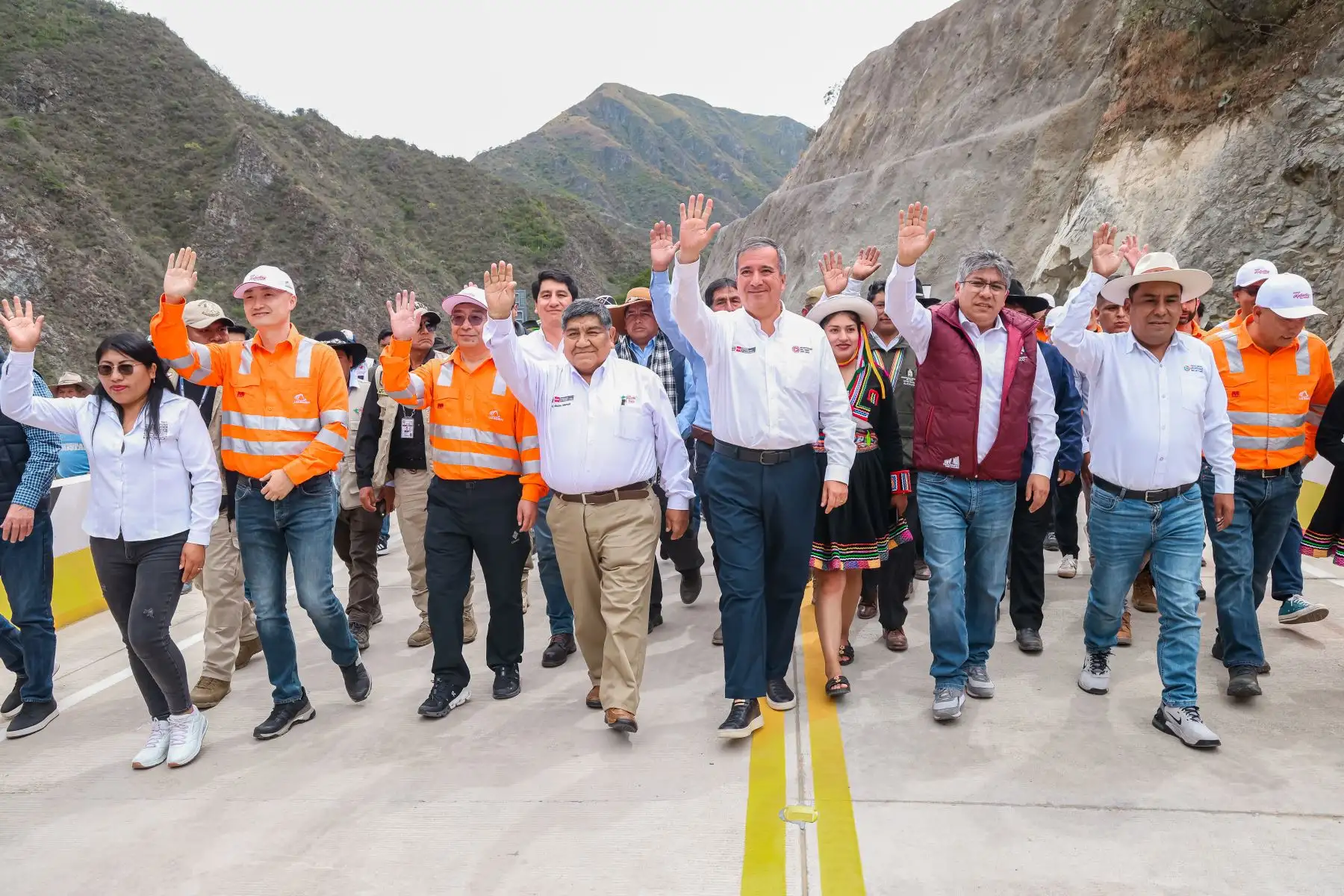 El ministro Raúl Pérez Reyes, junto al titular del Minem , Rómulo Mucho, y acompañado de autoridades locales, inauguró el puente Kutuctay, de 180 metros de longitud, que beneficiará a más 50 mil ciudadanos de Apurímac y Cusco, uniendo a las provincias de Cotabambas (Apurímac) y Anta (Cusco).
Foto: ANDINA/MTC
